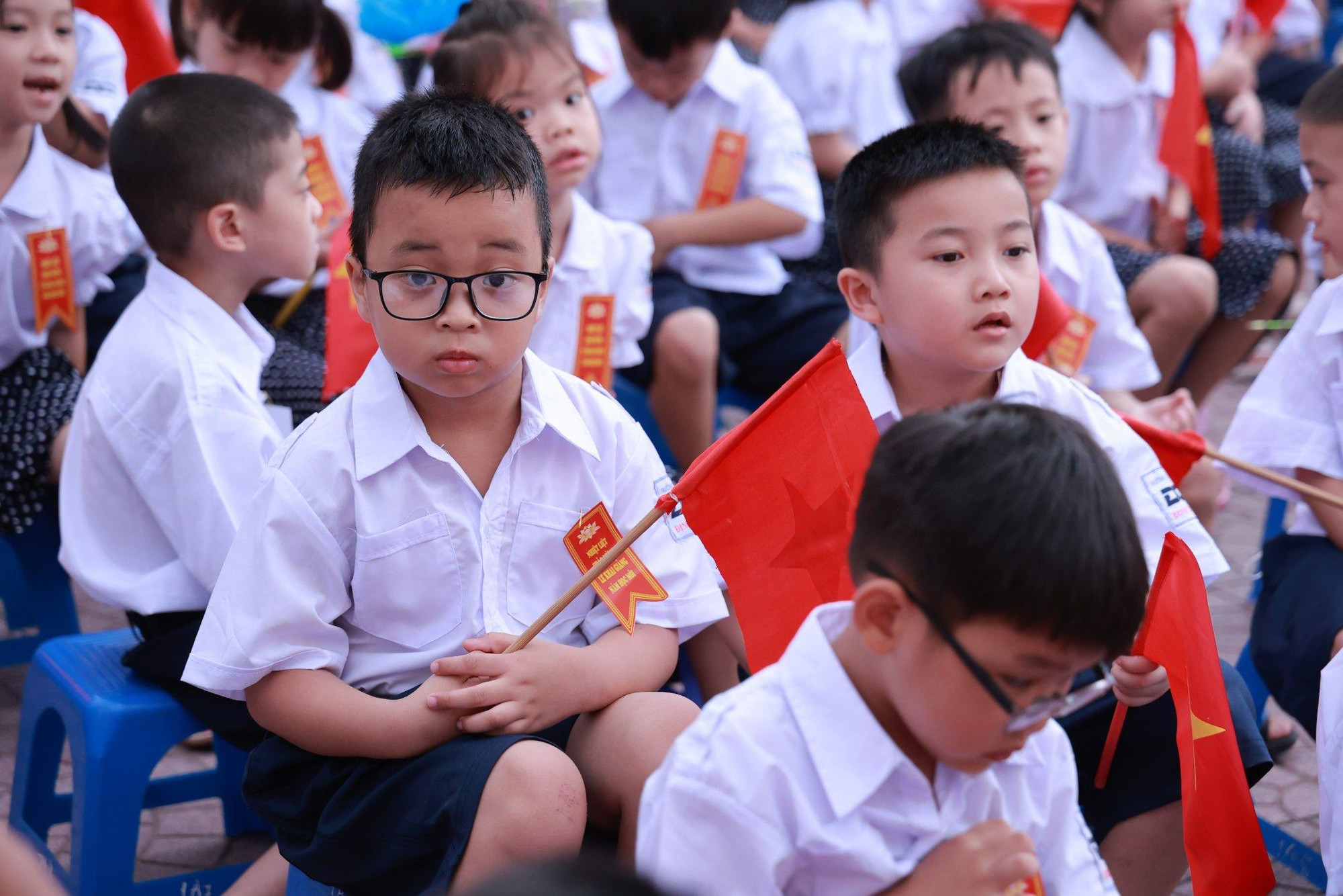 Nhiều bạn nhỏ lạ trường, lạ lớp nên đầy lo âu trước không khí nhộn nhịp của buổi khai giảng đầu đời. (Ảnh: Sơn Bách)