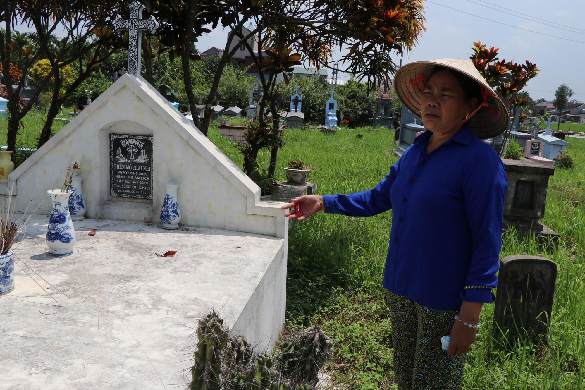 Trong hành trình 13 năm, bà Cúc đã tự tay chôn cất hàng nghìn thai nhi.