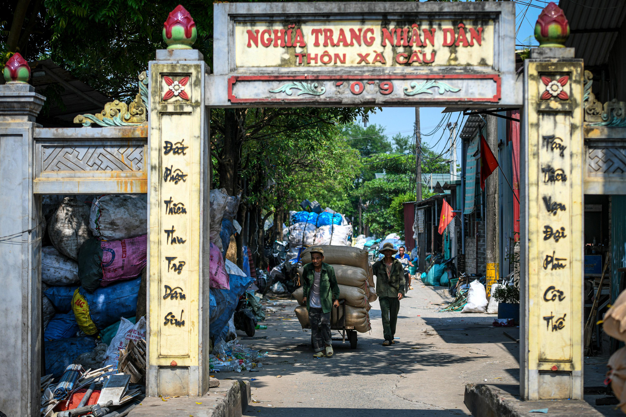 Mưu sinh trên rác, khổ cũng vì rác... (Ảnh: Thành Đạt)