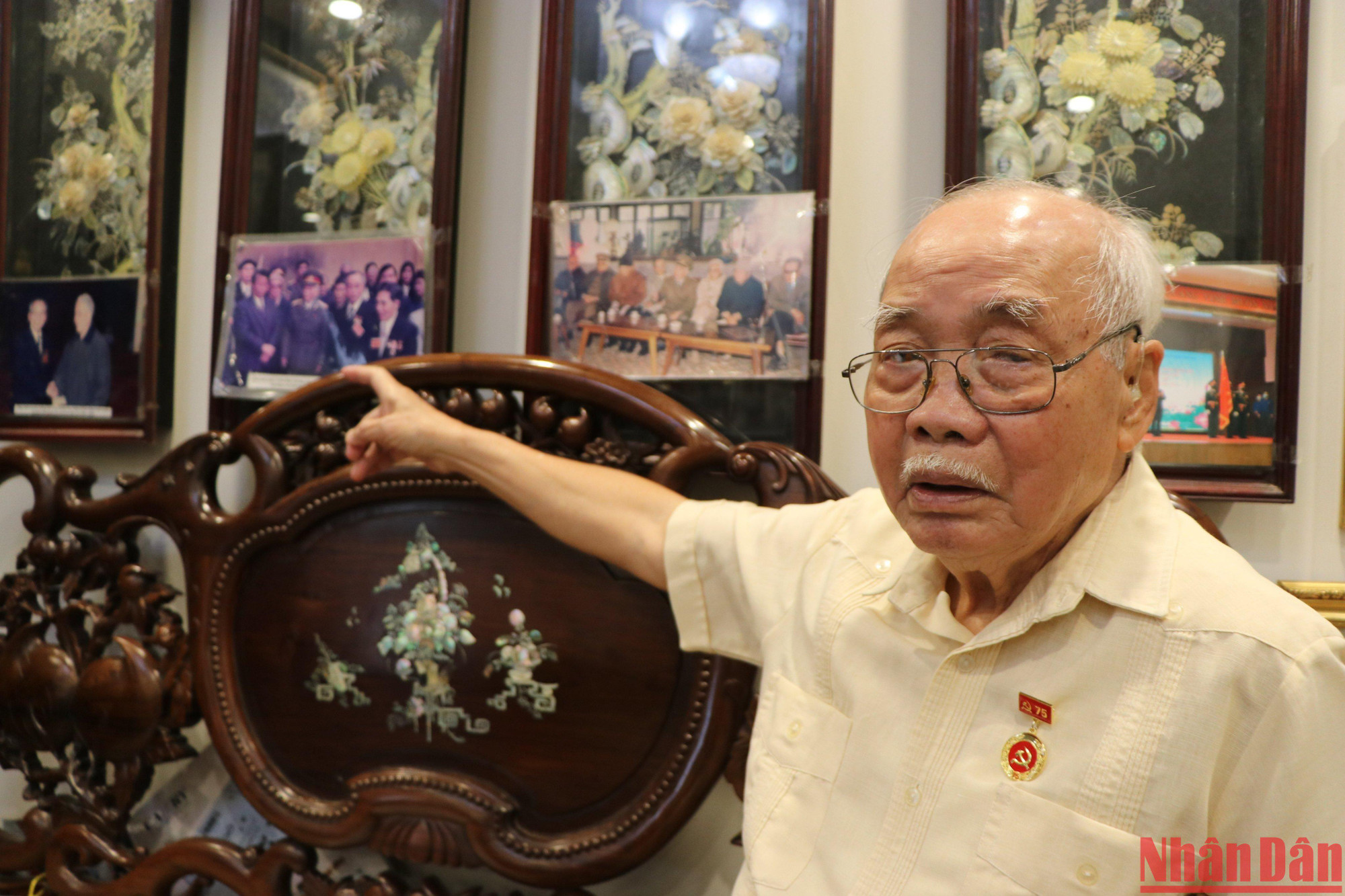 Với ông Hà, được chứng kiến và hòa mình vào không khí náo nức trong ngày hội non sông 77 năm về trước là một niềm hạnh phúc và tự hào khó tả. (Ảnh: Sơn Bách)