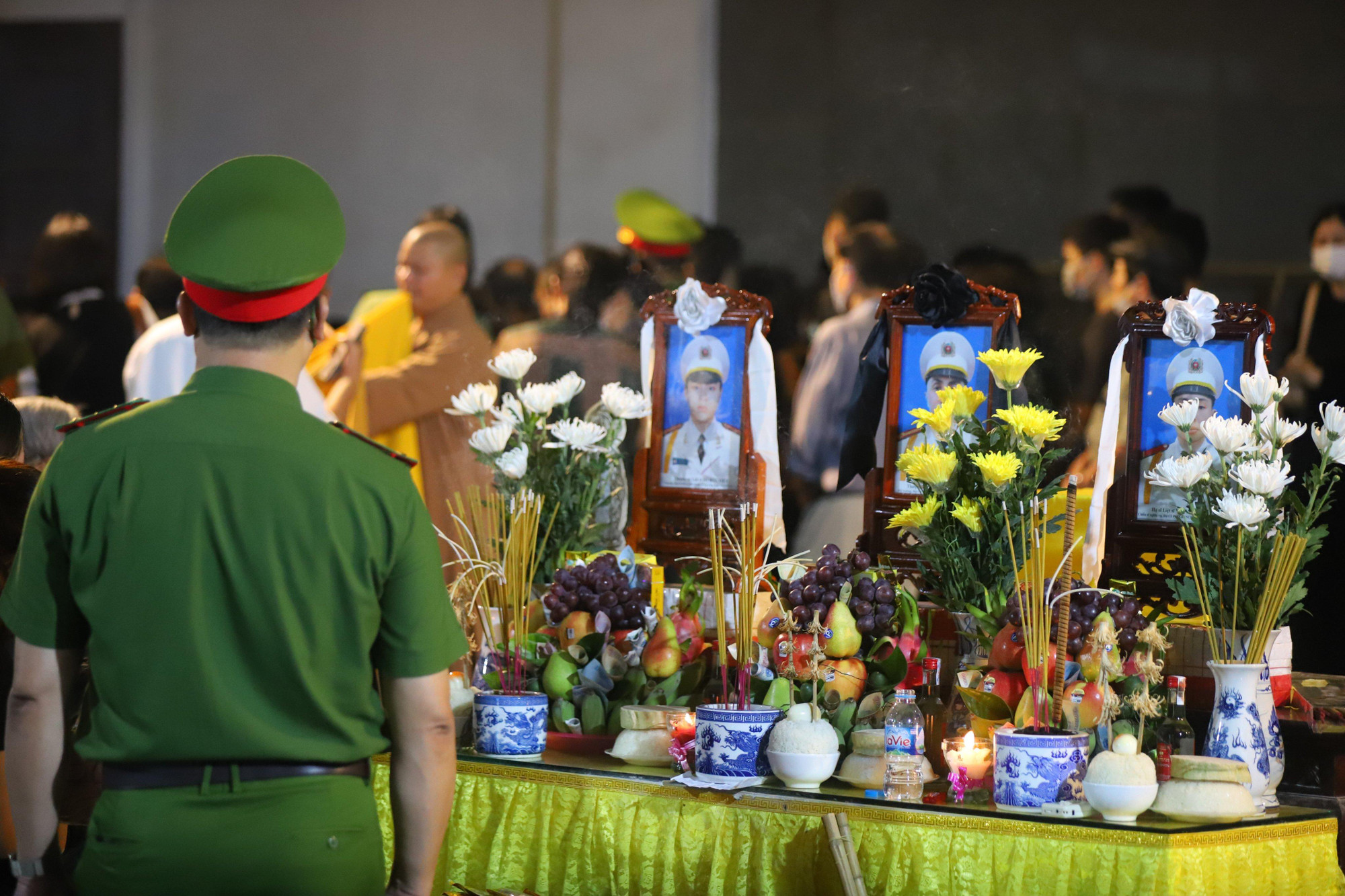 &quot;Chúng tôi - những người lính Công an nhân dân xin kính cẩn trước anh linh các anh. Các anh sẽ luôn là tấm gương sáng cho tất cả chúng tôi vì tinh thần quả cảm, anh hùng&quot;.