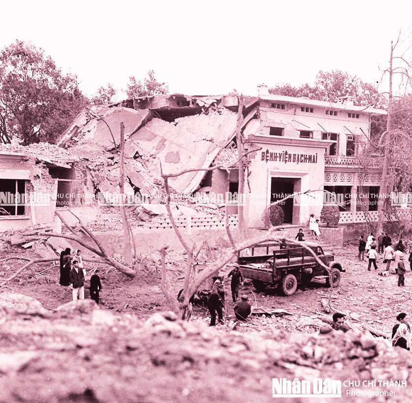 Bệnh viện Bạch Mai bị máy bay B-52 Mỹ đánh sập.