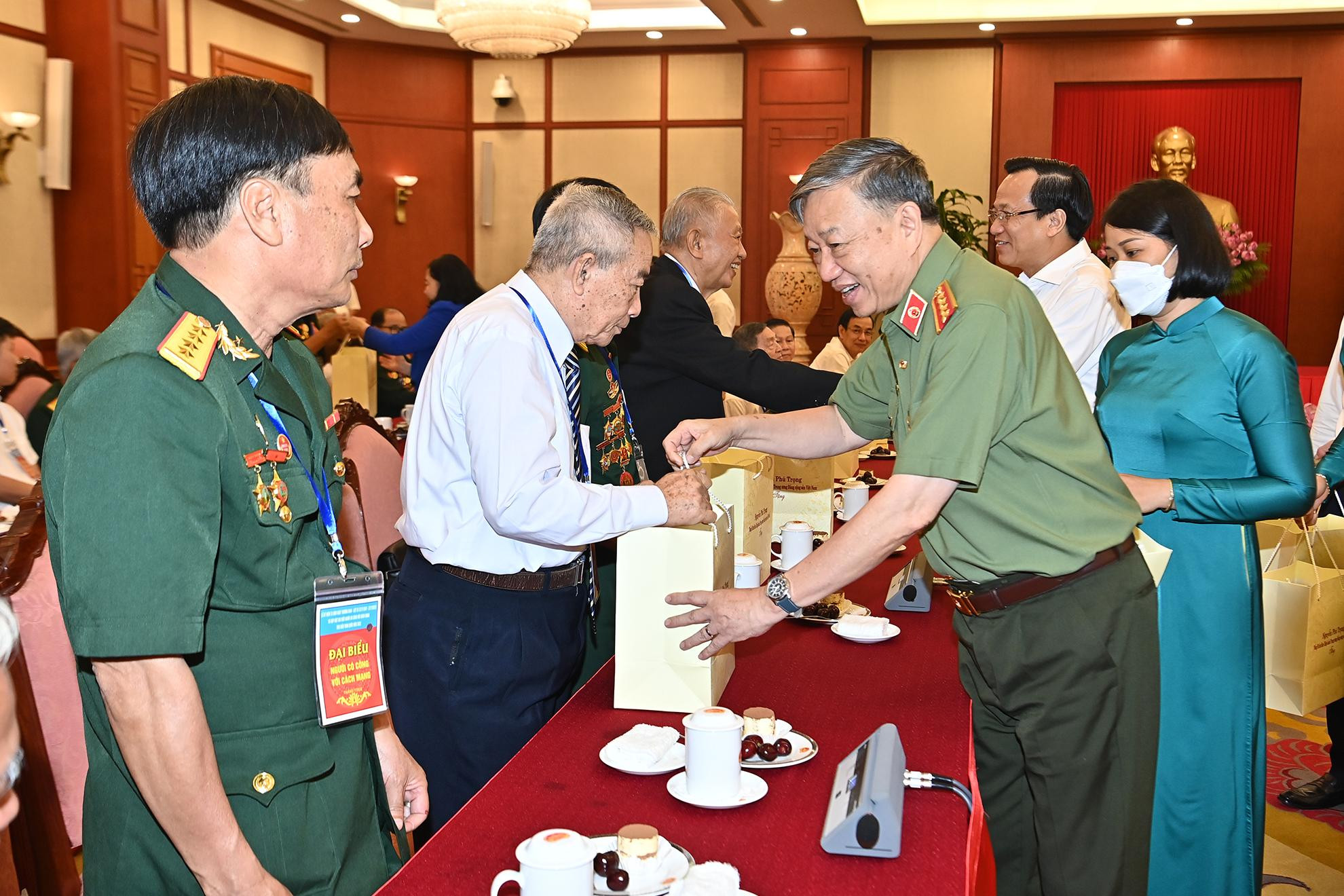 Đồng chí Đại tướng Tô Lâm, Ủy viên Bộ Chính trị, Bộ trưởng Công an trao quà của Tổng Bí thư tặng các đại biểu. Đồng chí Đại tướng Tô Lâm, Ủy viên Bộ Chính trị, Bộ trưởng Công an trao quà của Tổng Bí thư tặng các đại biểu.