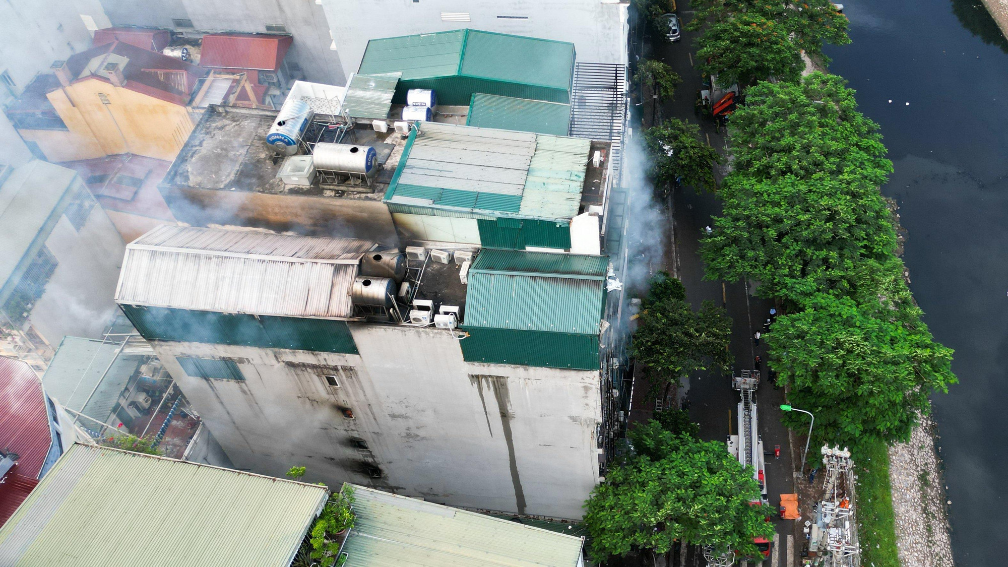 Khói bốc ngùn ngụt từ phần mái, sau đó nhanh chóng lan xuống các tầng dưới. Không ai nghĩ, vụ cháy lại gây ra hậu quả nghiêm trọng và đau lòng đến thế...