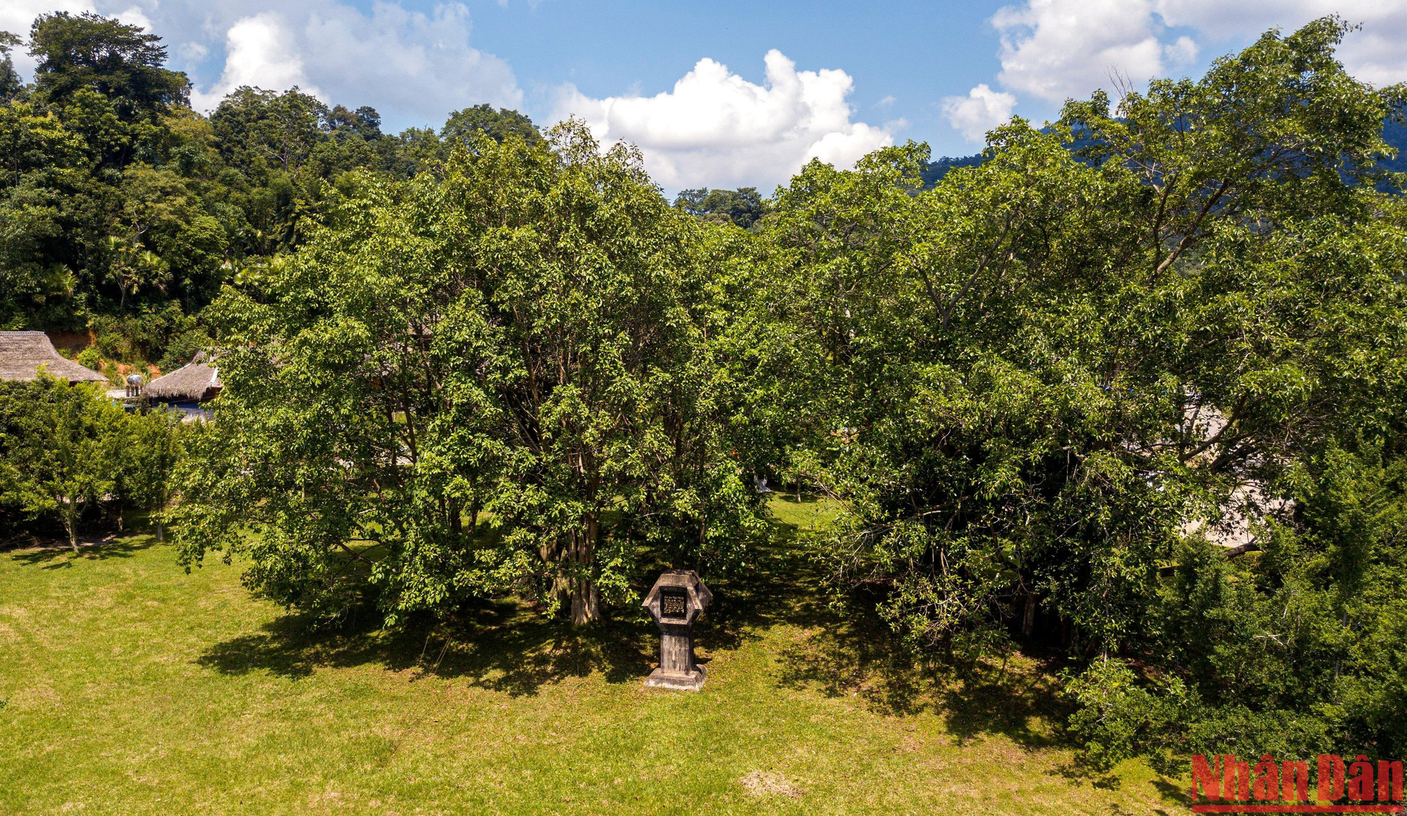Khu căn cứ cách mạng Tân Trào “Thủ đô Khu giải phóng, Trung tâm Thủ đô Kháng chiến”, đã được công nhận là Khu Di tích quốc gia đặc biệt Tân Trào với 177 di tích (18 di tích, cụm di tích là Di tích lịch sử quốc gia, và 30 Di tích lịch sử cấp tỉnh).