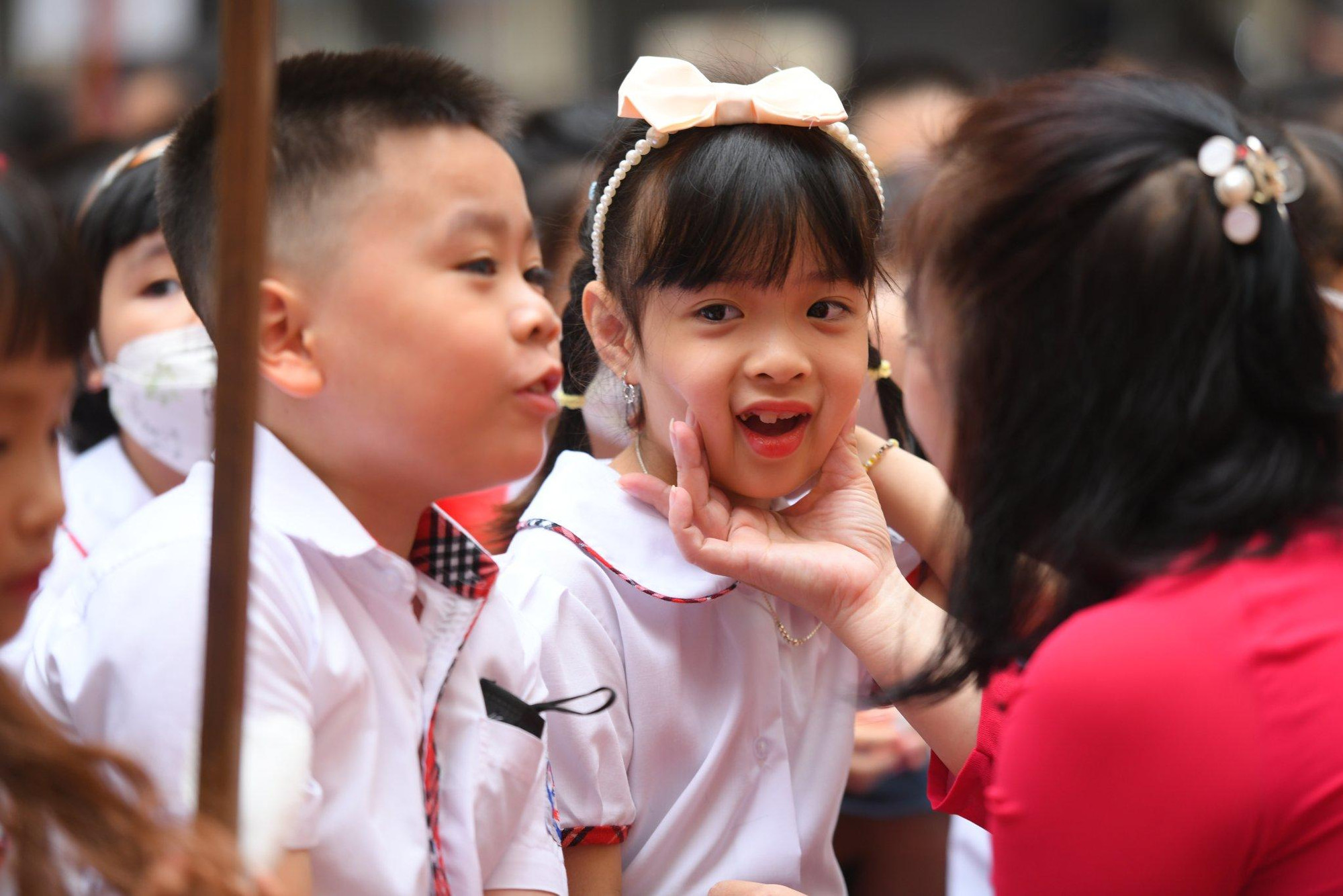 "Con tới trường vui lắm vì có thầy cô và các bạn".