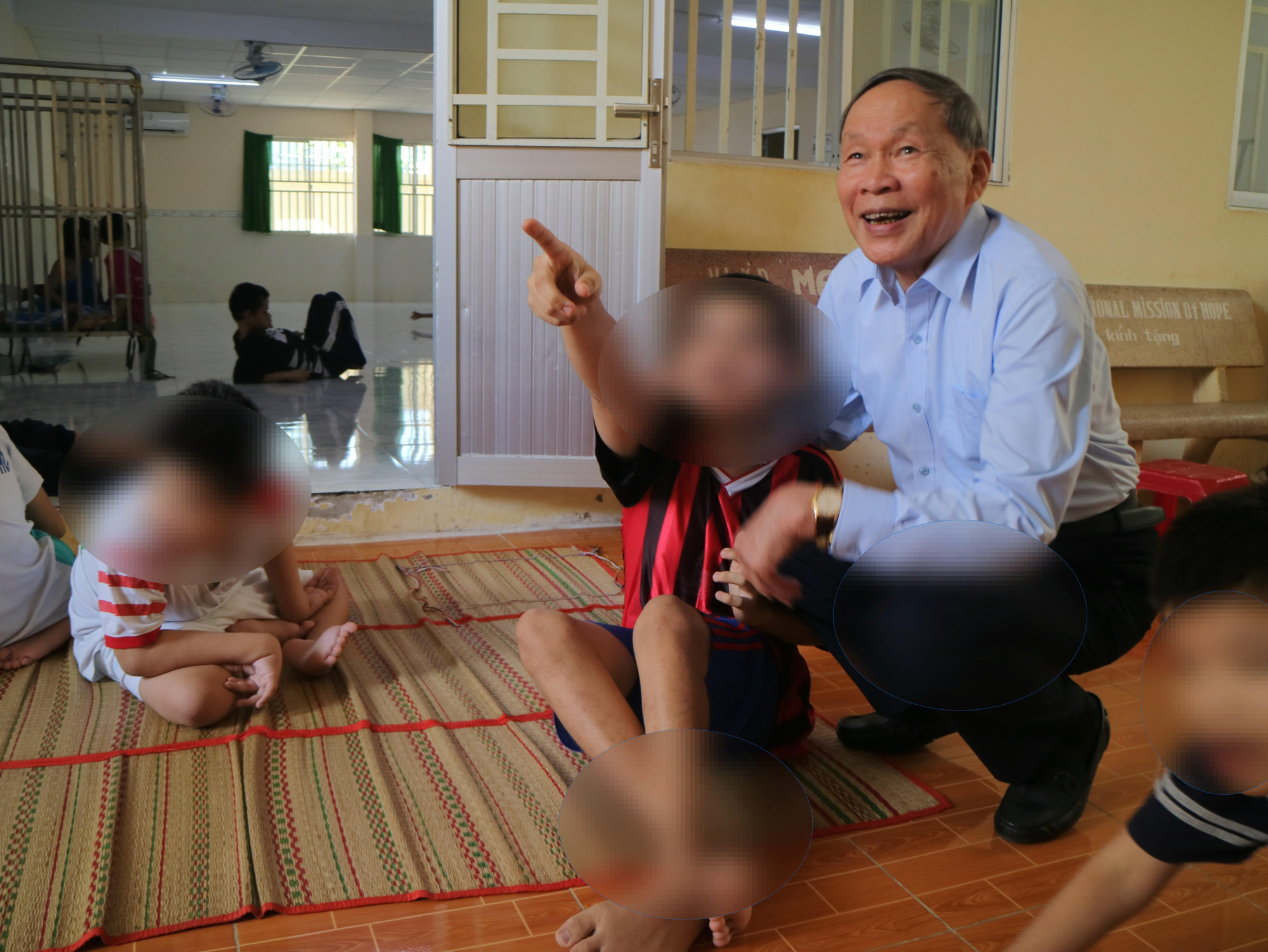 Những nỗi đau "da cam" vẫn hằn in lên nhiều thế hệ sinh ra sau cuộc chiến... (Ảnh: VAVA)