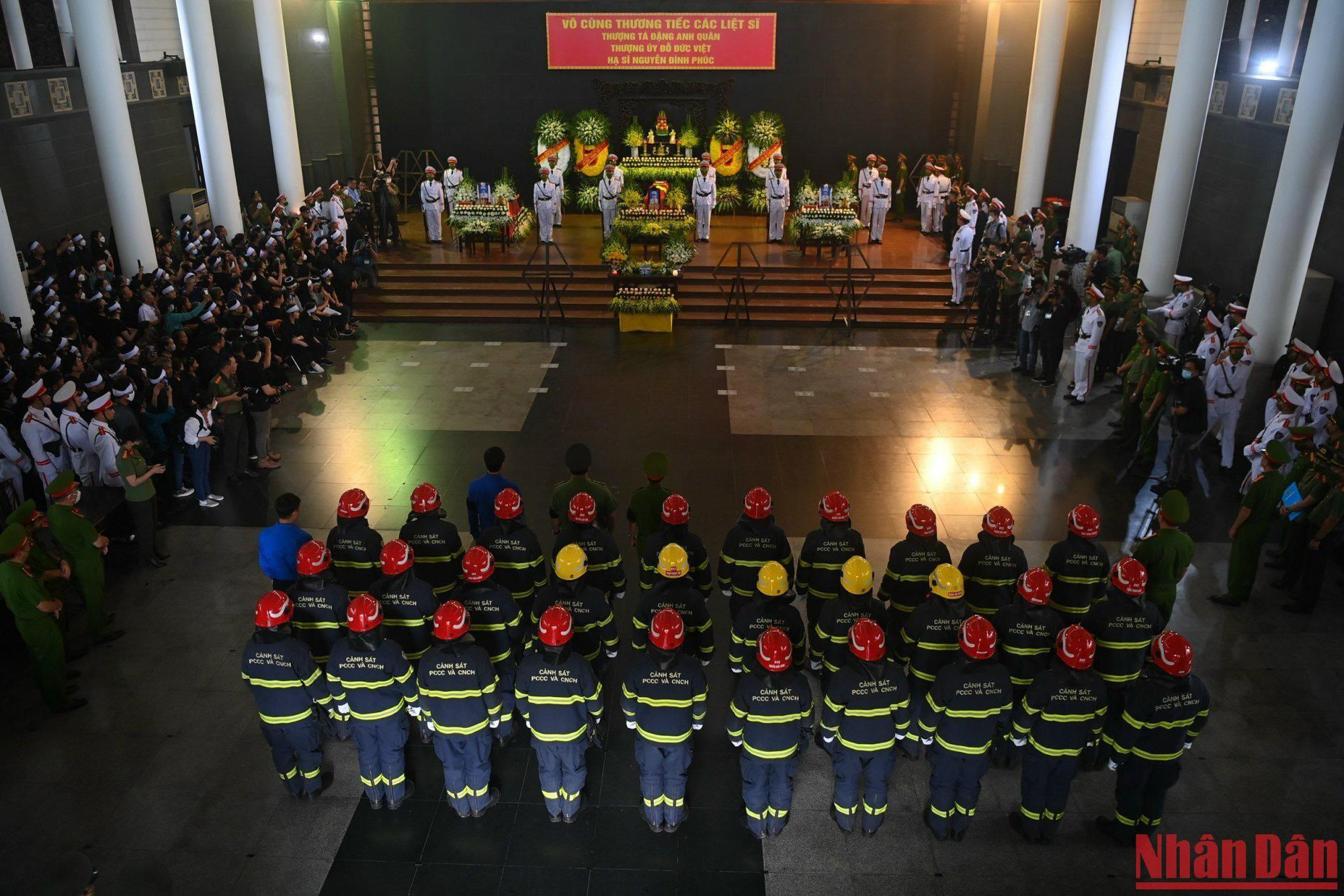 Các đồng đội xếp hàng chào 3 người đồng chí đã anh dũng ngã xuống vì sự bình an của nhân dân.