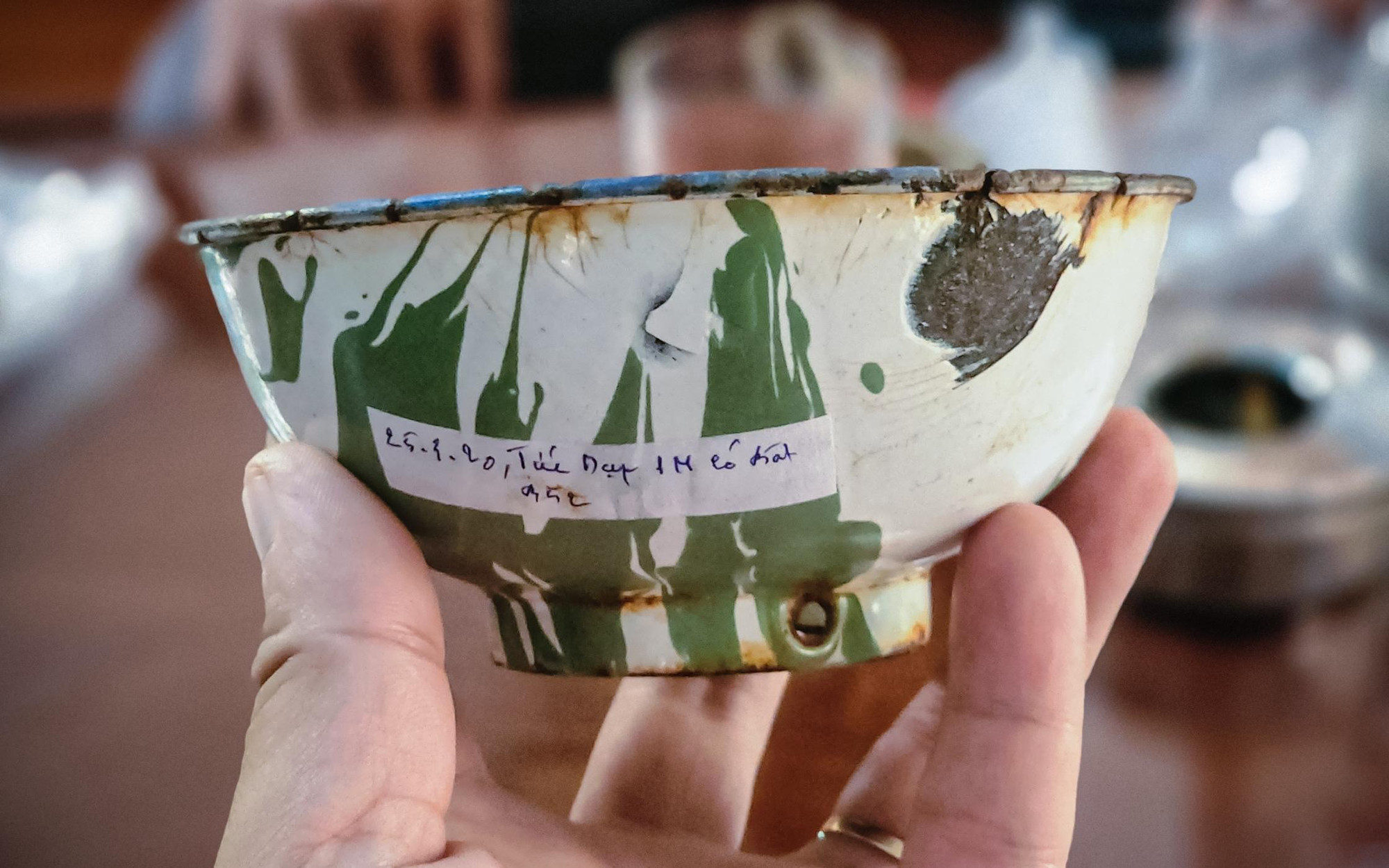 Ngày 25/3/2020, khi đào sâu xuống chỉ 1m, ông Trí đã tìm thấy bộ hài cốt và chiếc bát làm bằng mảnh bom B52 này. Với những người đi tìm đồng đội, những kỷ vật như thế này là... chỉ dấu rõ ràng nhất để nhận ra anh em...