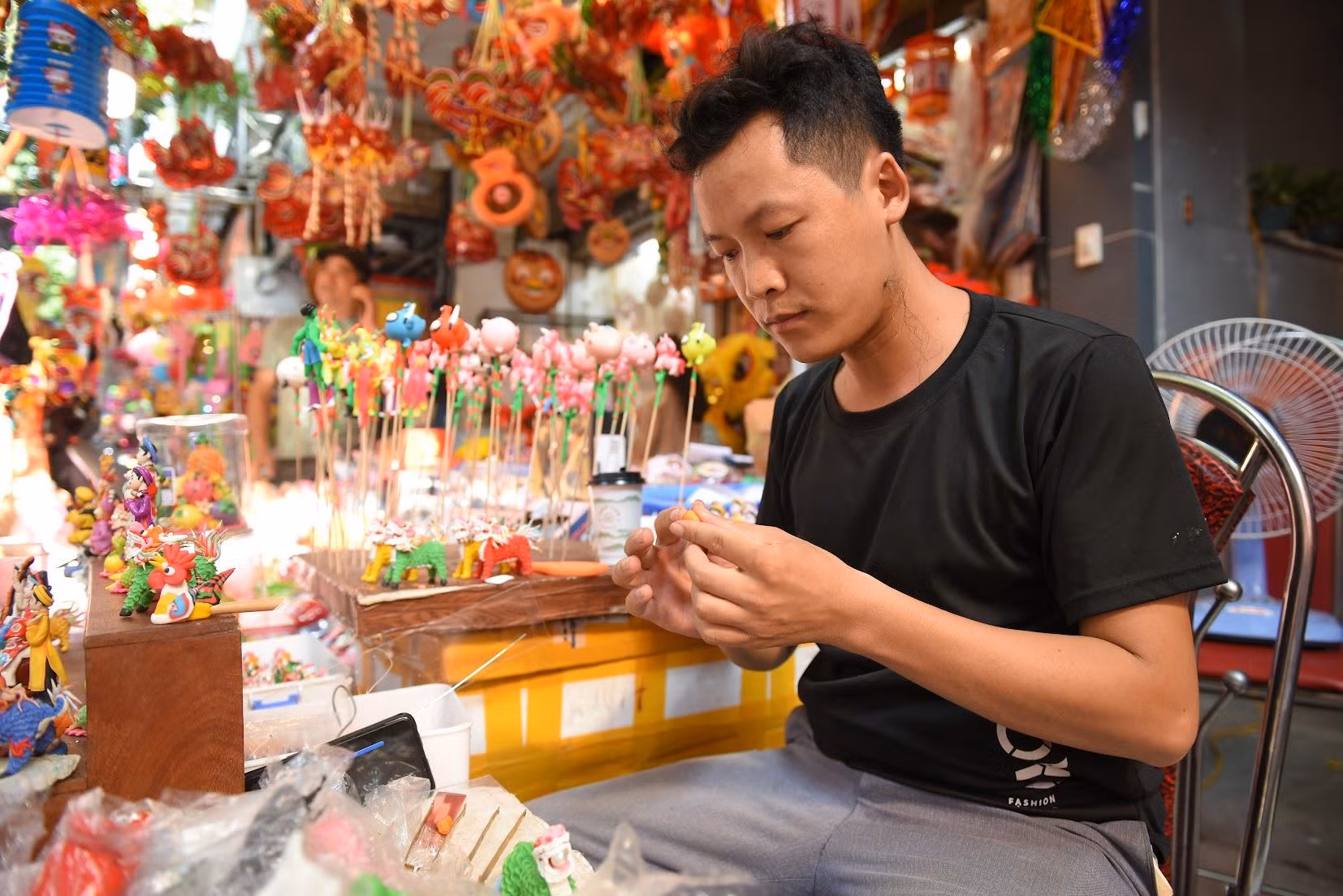 Mỗi dịp Trung thu, nghệ nhân Đặng Văn Hậu lại tỉ mẩn làm tò he trên phố cổ như một cách tôn vinh những mạch nguồn nhân văn ngàn đời của dân tộc. (Ảnh: Thành Đạt) Mỗi dịp Trung thu, nghệ nhân Đặng Văn Hậu lại tỉ mẩn làm tò he trên phố cổ như một cách tôn vinh những mạch nguồn nhân văn ngàn đời của dân tộc. (Ảnh: Thành Đạt)