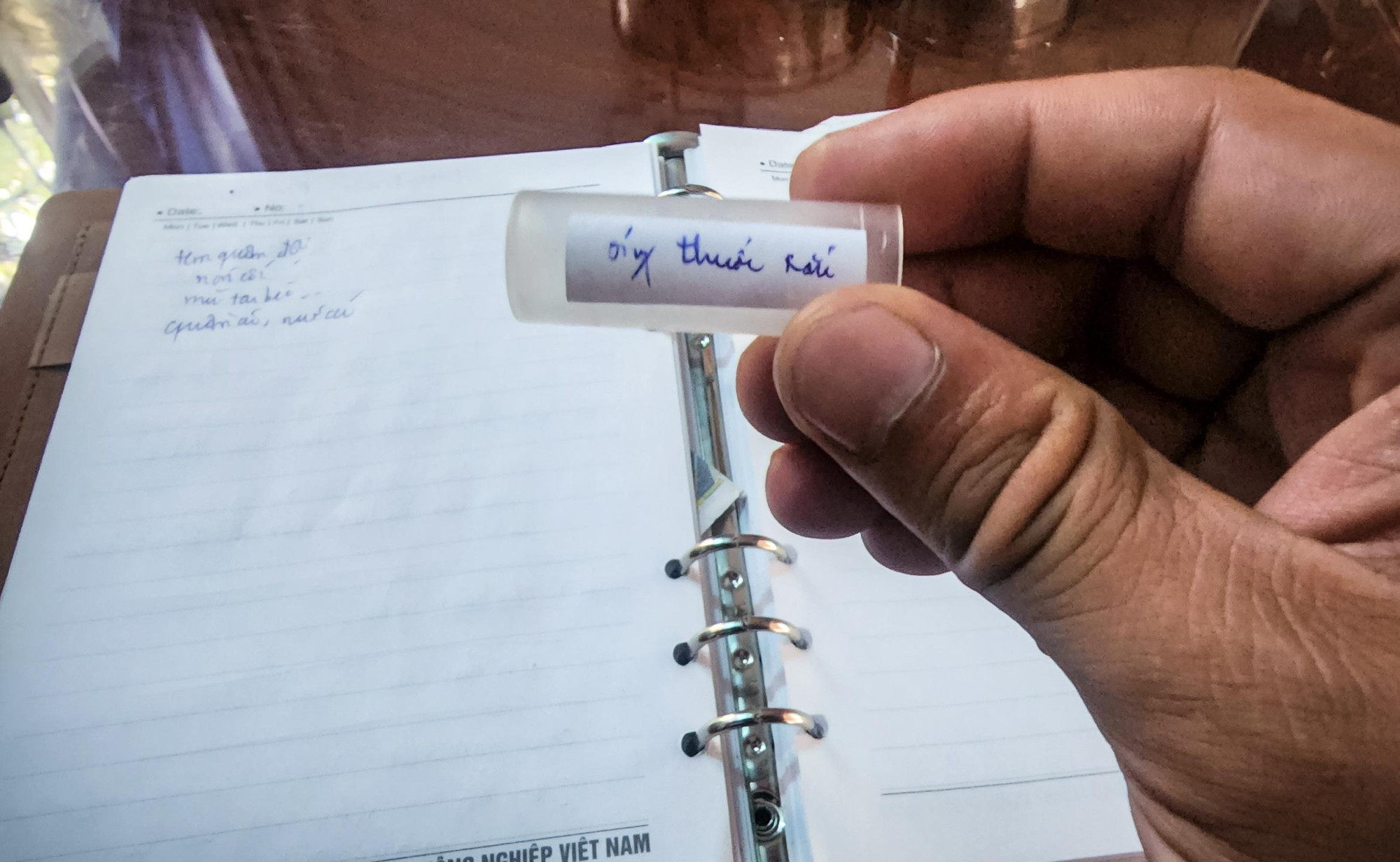 Ống thuốc rắn - một kỷ vật khác được đưa lên từ "lòng đất lạnh". Các chiến sĩ thường tận dụng vỏ thuốc rỗng làm hộp tăm.