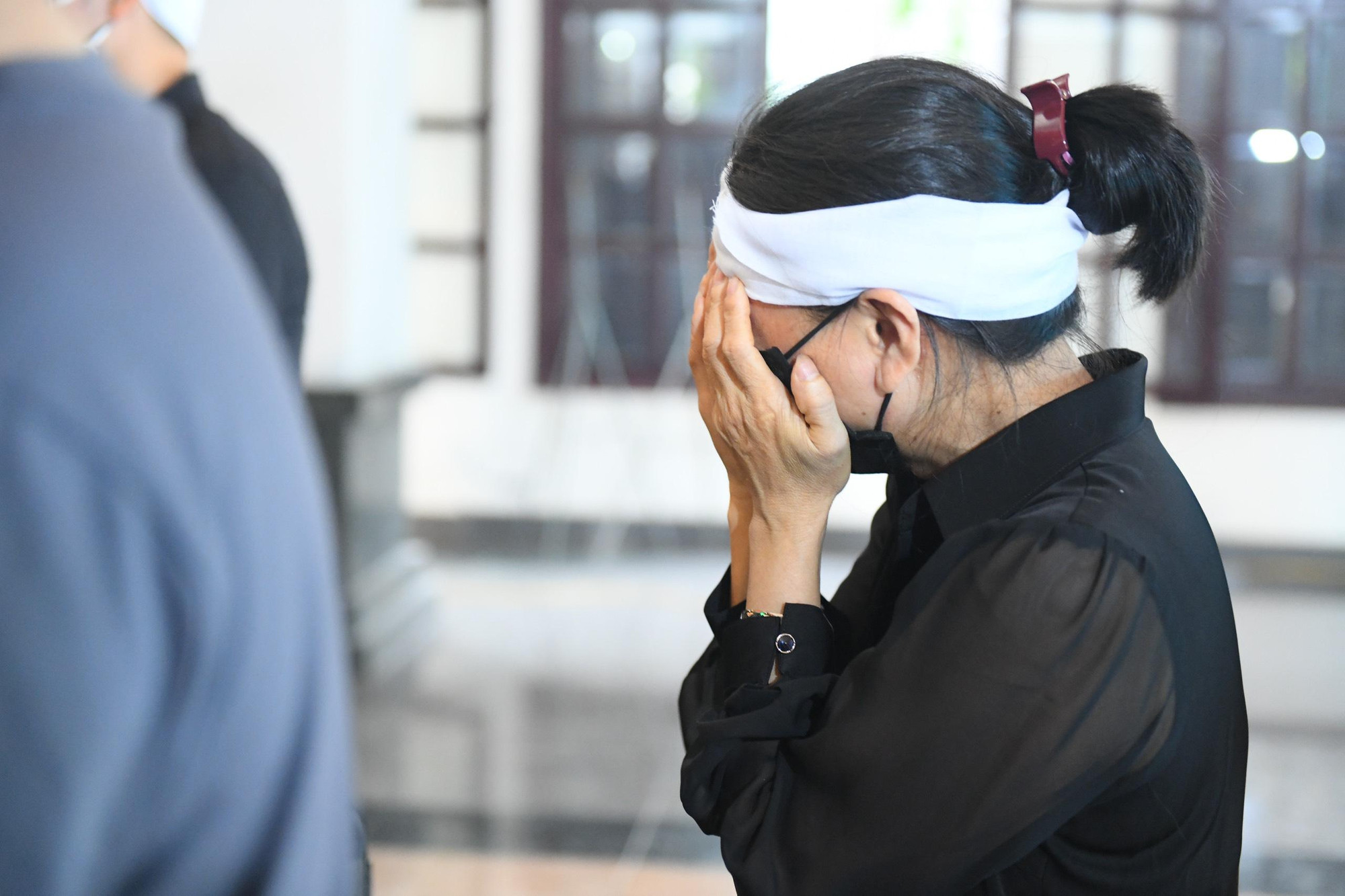 Người thân không cầm được nước mắt khi chứng kiến người con, người chồng, người cha, người em mình đã ra đi mãi mãi.