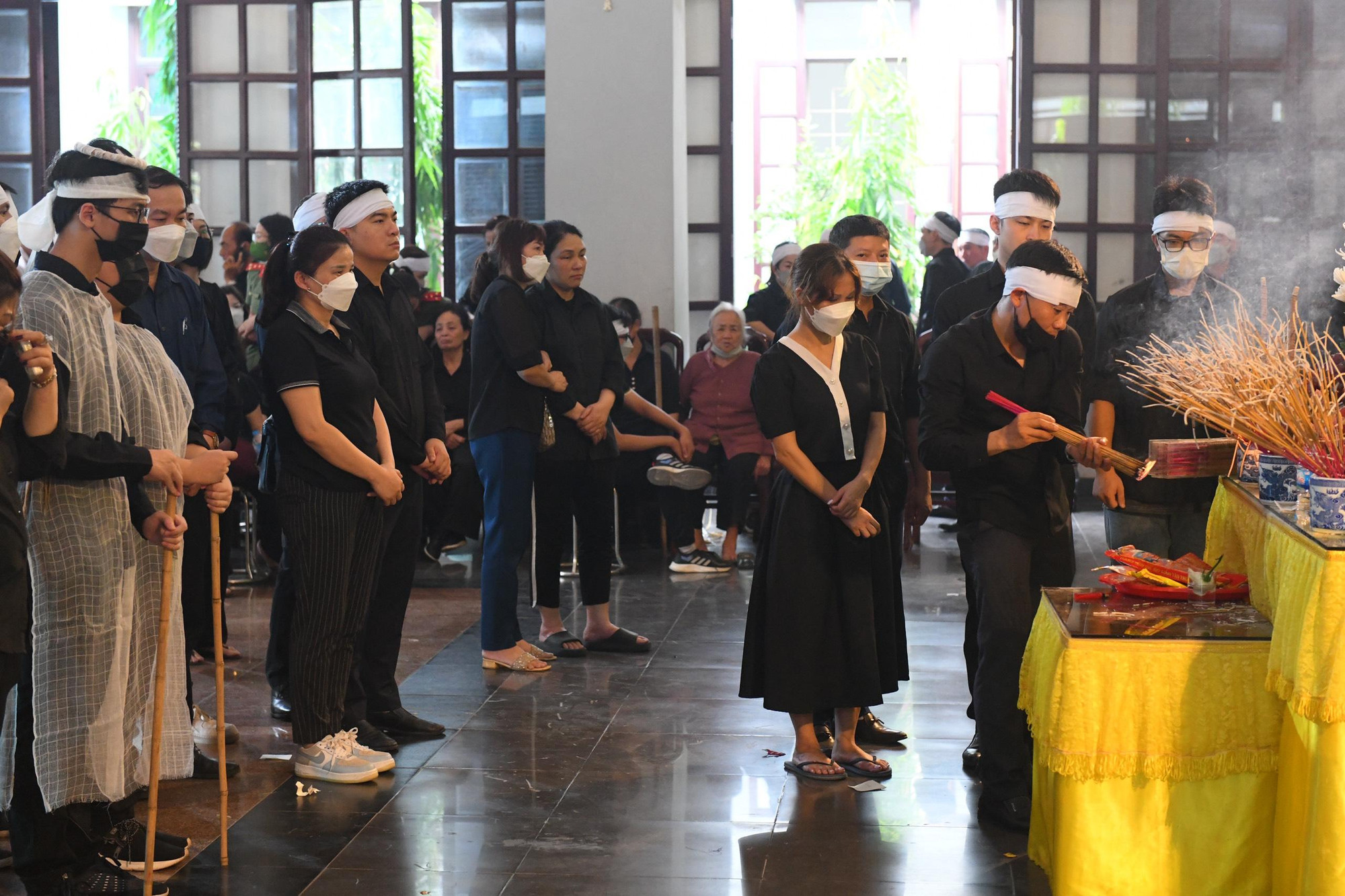 Ngay từ sáng sớm, rất đông người nhà, đồng đội, đồng chí... đã có mặt tại nhà tang lễ Bệnh viện 19-8 tại phố Trần Bình (Cầu Giấy, Hà Nội) để tham dự lễ tang của Thượng tá Đặng Anh Quân, Thượng úy Đỗ Đức Việt và Hạ sĩ Nguyễn Đình Phúc.