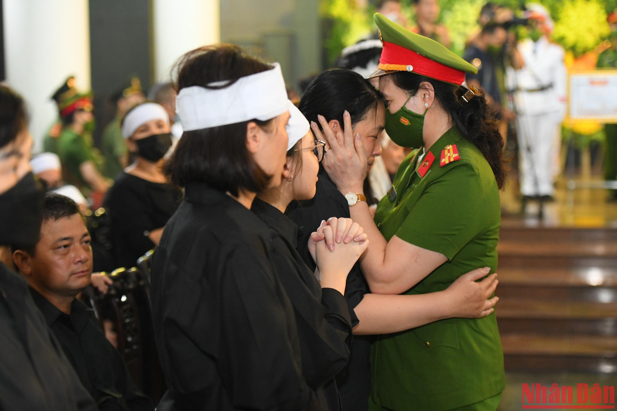 Chia buồn cùng người nhà các liệt sĩ, nhiều người đã bật khóc. Sự ra đi của các anh sẽ để lại khoảng trống lớn trong lòng những người ở lại.