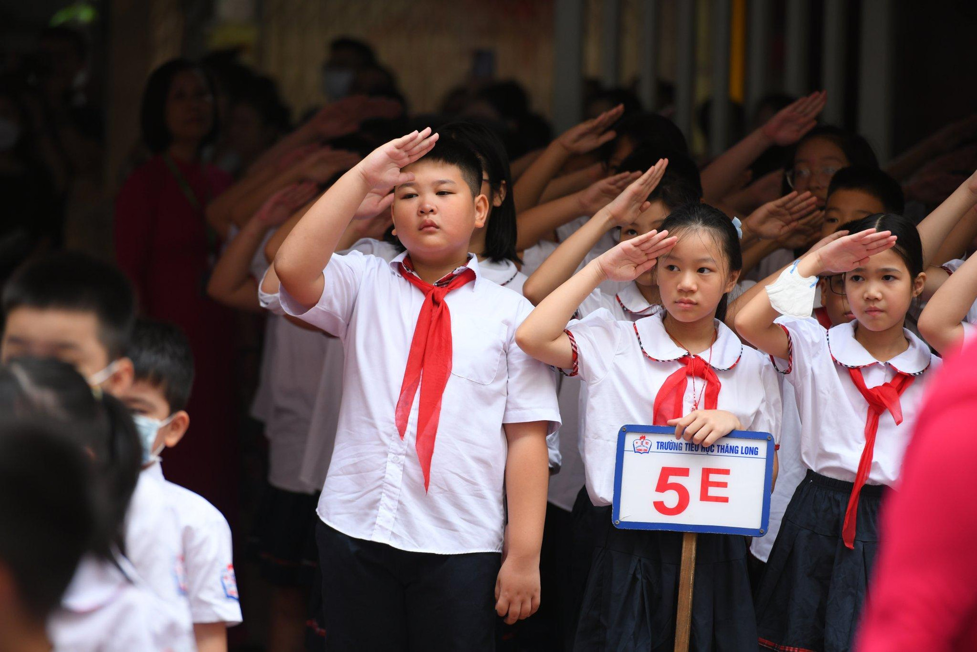 Lễ chào cờ đầu tiên bắt đầu cho năm học mới tại trường tiểu học Thăng Long. (Ảnh: Thành Đạt)