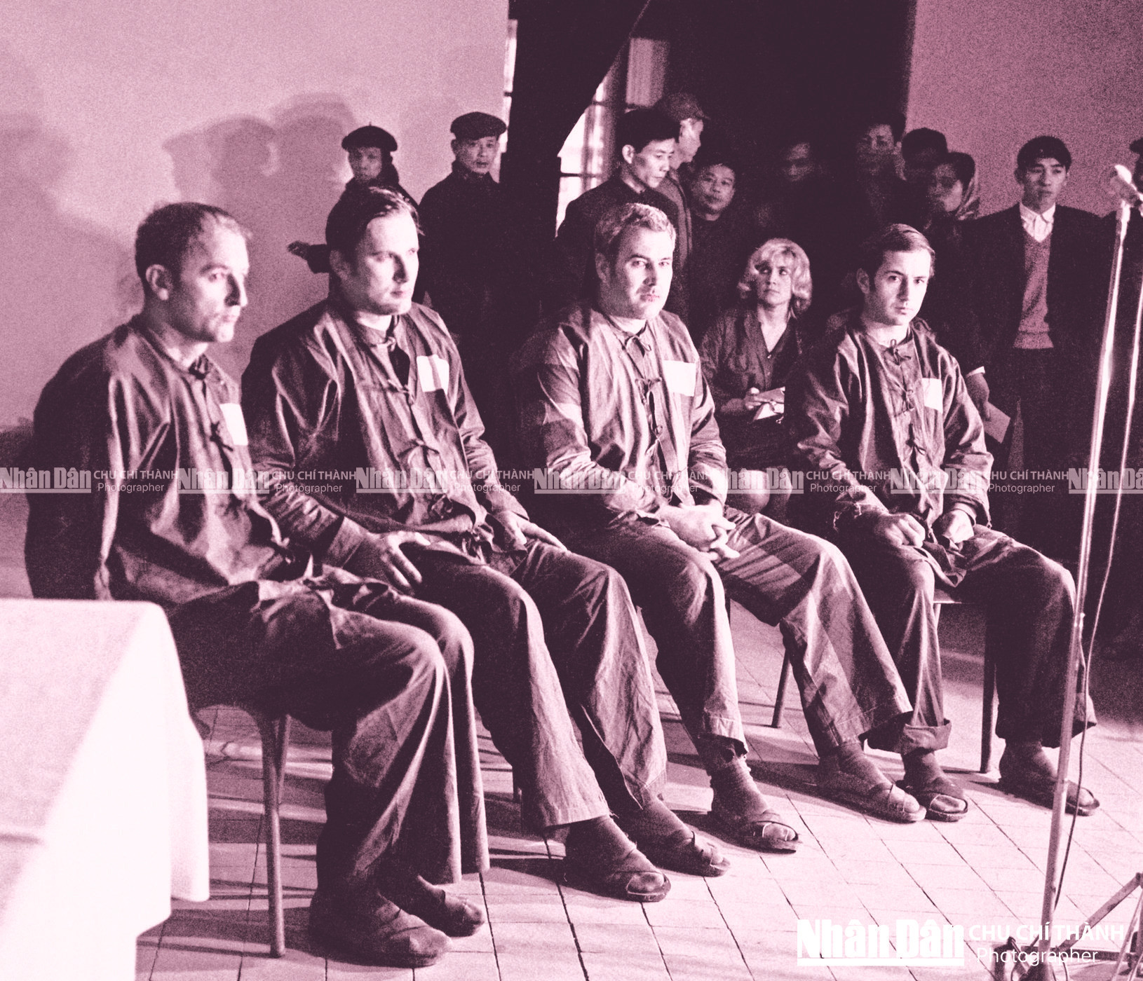 Họp báo quốc tế tại Câu lạc bộ Hùng Vương đưa phi công Mỹ ra trước các nhà báo trong nước và quốc tế vào tối 28 và tối 30/12/1972.