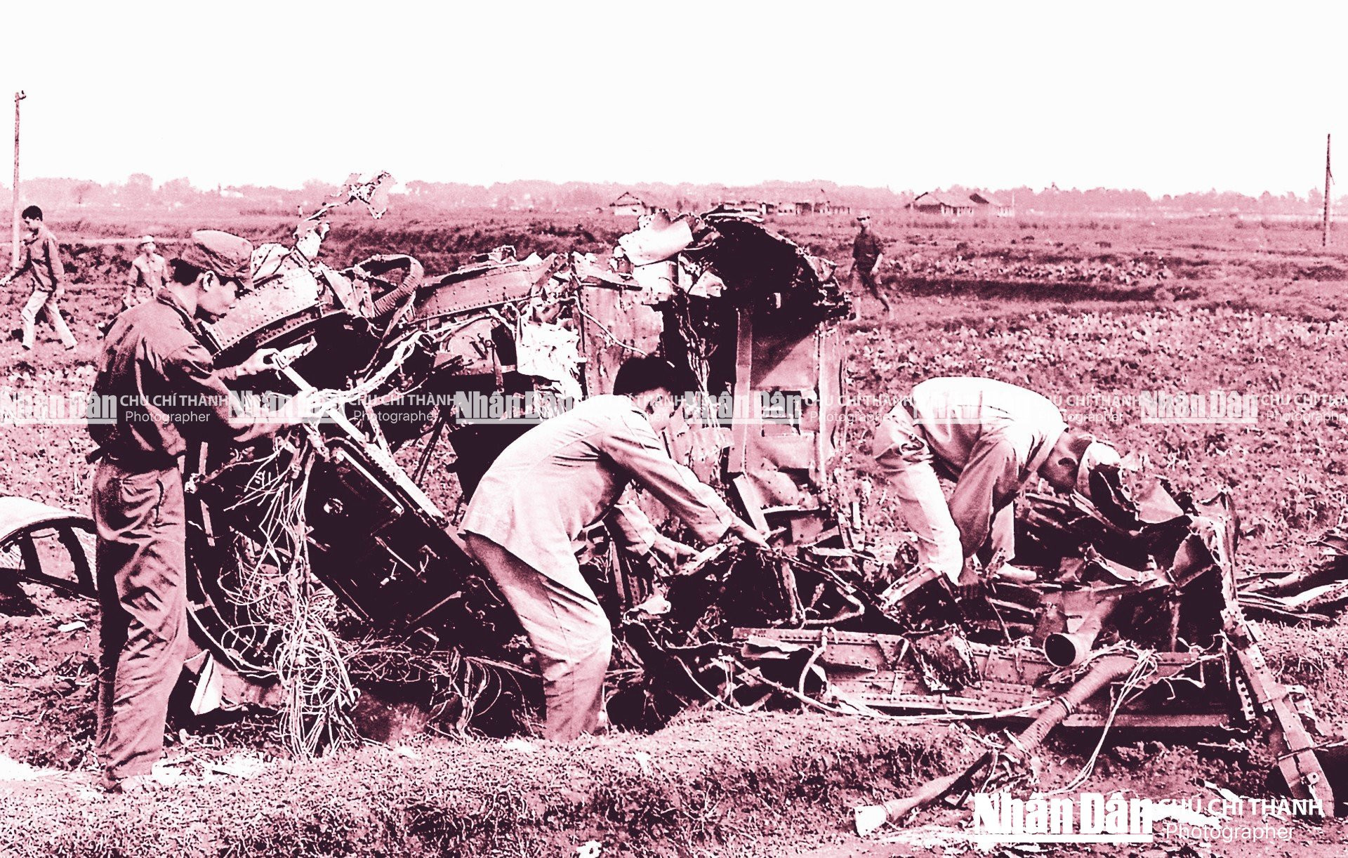 Xác máy bay B-52 bị ta bắn rơi tại xã Định Công, huyện Thanh Trì, Hà Nội vào đêm 26/12/1972.