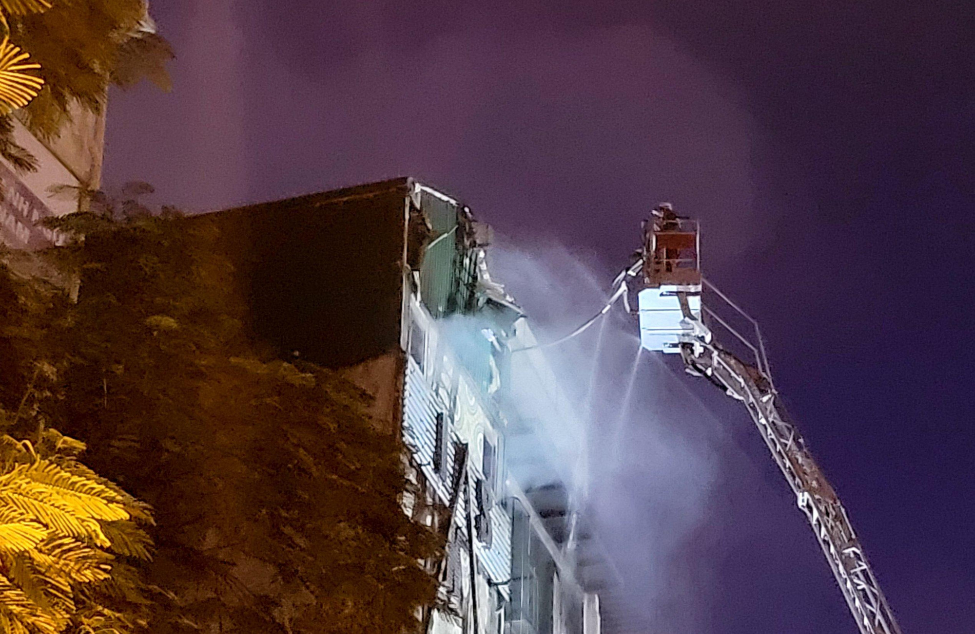 Tới tận khuya muộn ngày 1/8, tại hiện trường vẫn còn những người lính đang túc trực.