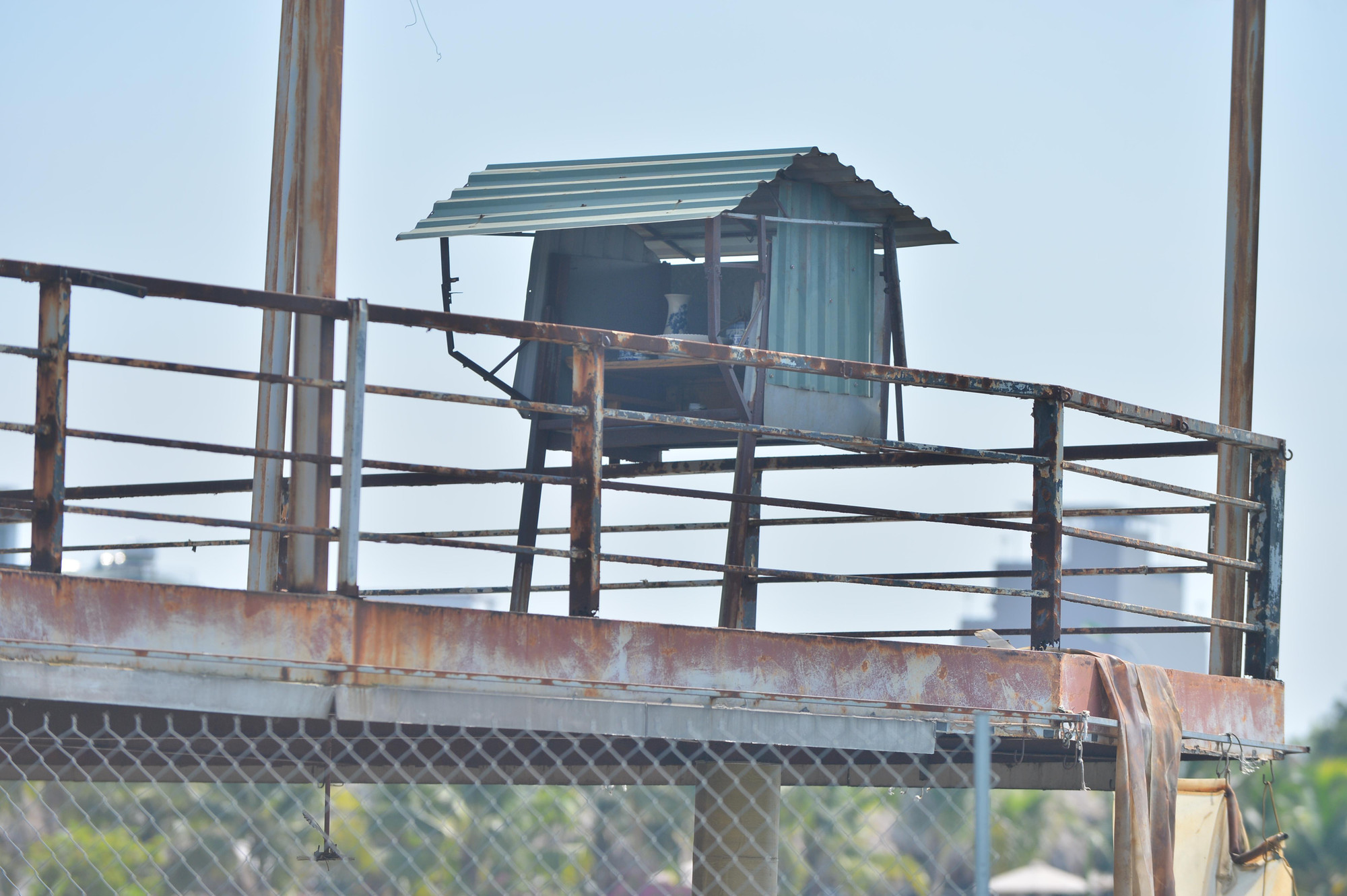 Do bị bỏ hoang nhiều năm, tất cả các khối du thuyền đều xuống cấp.