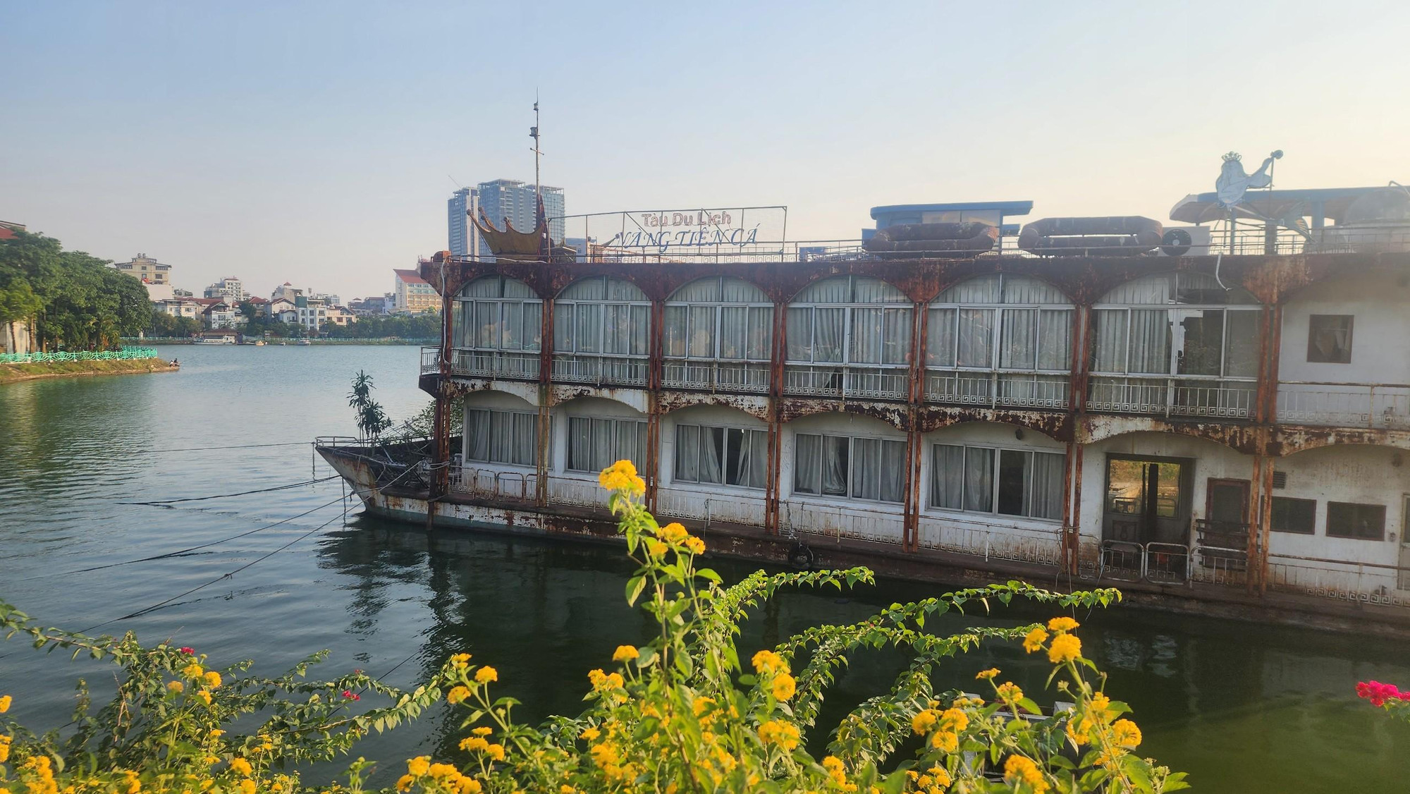 Tàu du lịch mang tên Nàng tiên cá cũng cửa đóng then cài. Hệ thống khung bằng sắt thép đều han gỉ.