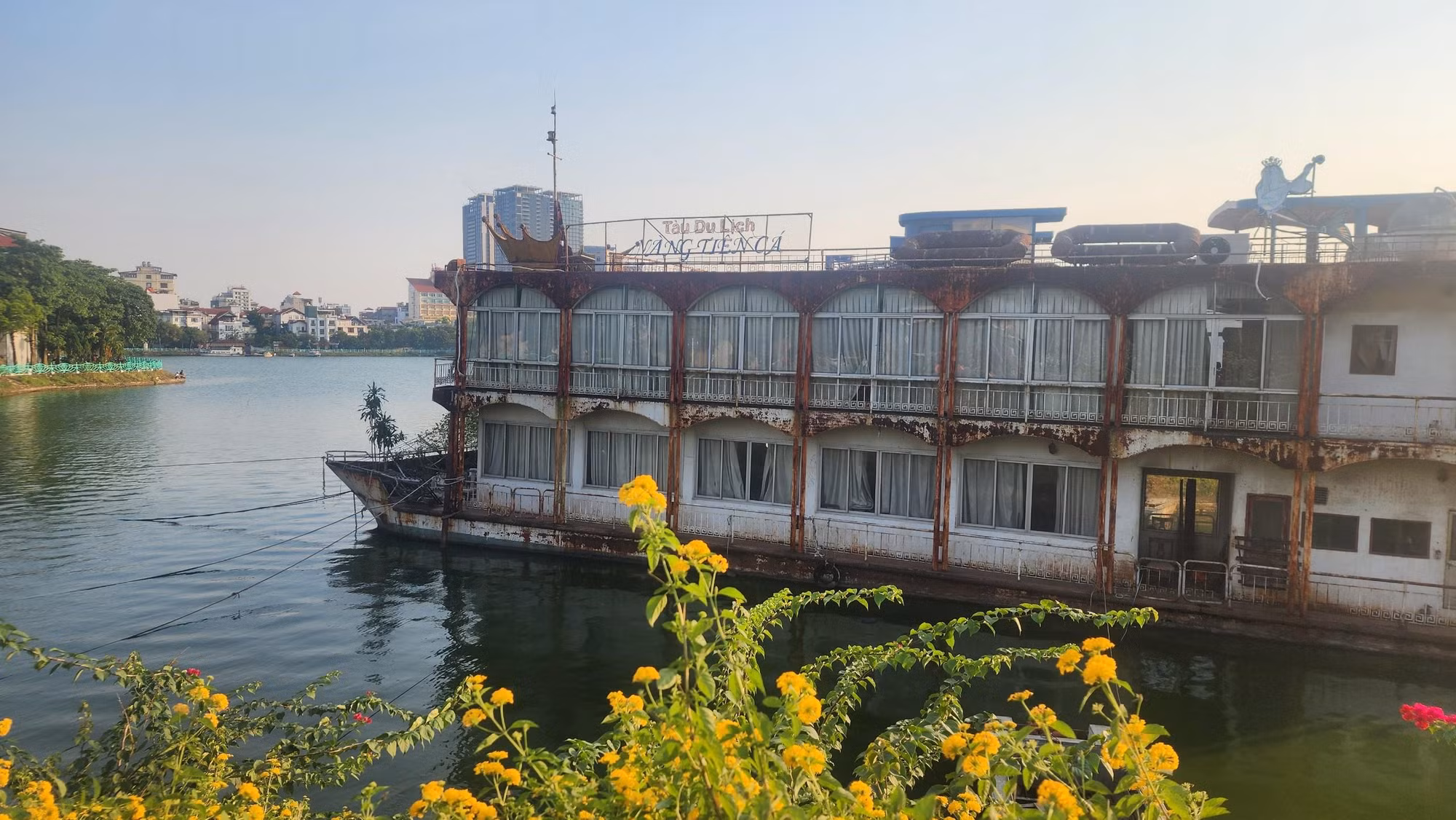 Tàu du lịch mang tên Nàng tiên cá cũng cửa đóng then cài. Hệ thống khung bằng sắt thép đều han gỉ.