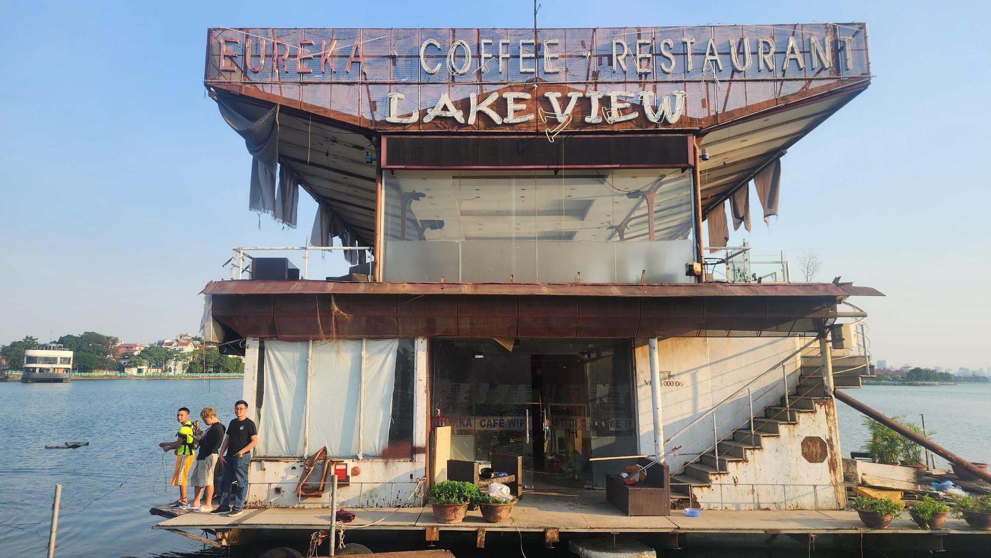 Sau một thời gian chờ đợi, những du thuyền cuối cùng của Công ty Trách nhiệm hữu hạn du thuyền Tây Hồ bị bỏ hoang tại khu vực tiếp giáp Đầm Bẩy (Nhật Tân, quận Tây Hồ) cũng đang được tiến hành tháo dỡ.