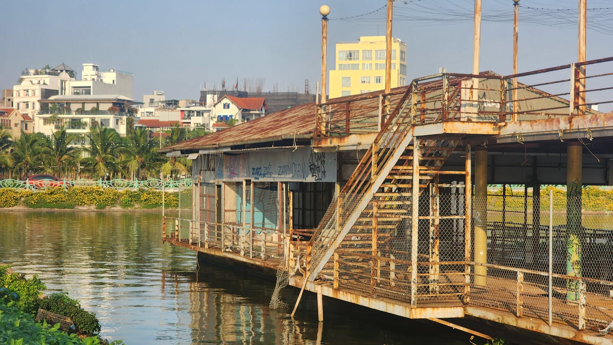 Trong những ngày tồn tại cuối cùng, những du thuyền vốn là các nhà hàng nổi trên hồ Tây đìu hiu và xuống cấp. Hệ thống khung sắt chung quanh đều rỉ sét, mục nát nghiêm trọng.