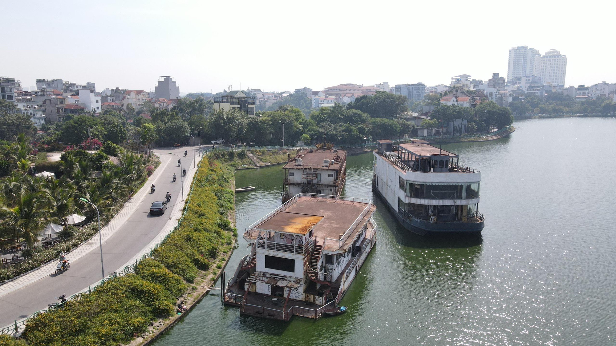 [Ảnh] Những ngày cuối cùng của du thuyền hồ Tây
