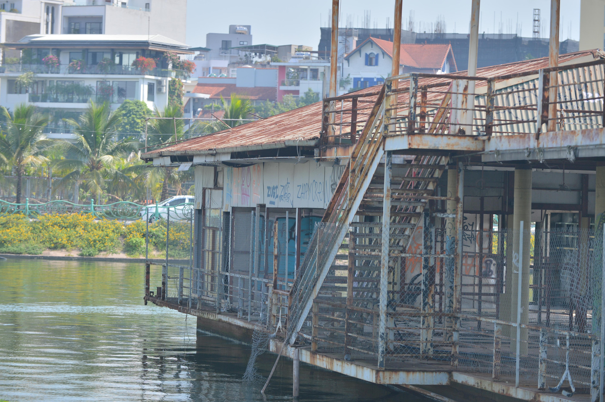 Thời gian khiến những nhà hàng nổi năm nào chỉ còn trơ lại khung sắt phơi mình dưới nắng mưa.