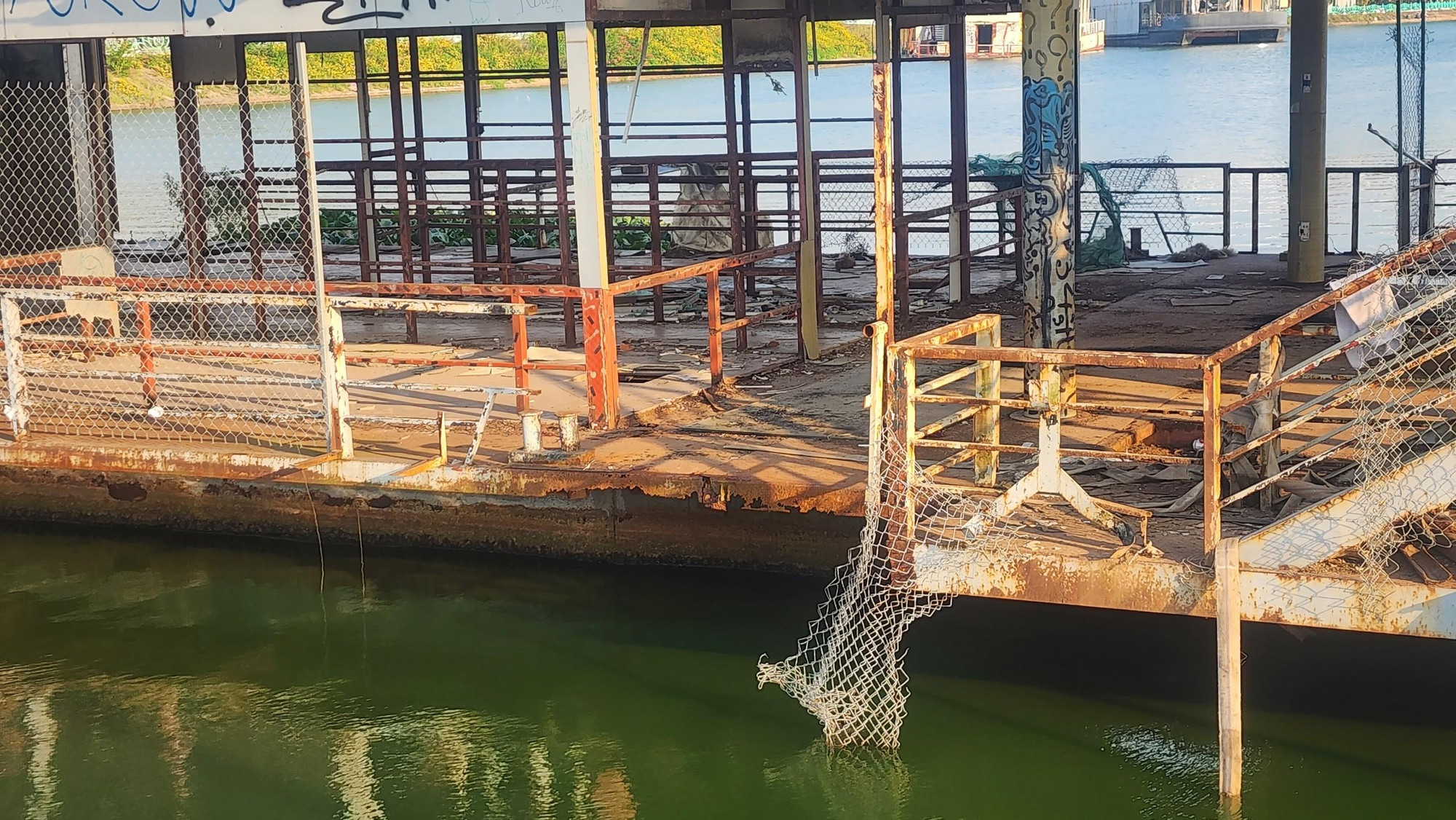 Để phá dỡ các du thuyền này, quận Tây Hồ đã lên kế hoạch chia thành 3 đợt trong tháng 10,11 và 12. Đồ đạc sau khi tháo ra sẽ được trả lại cho doanh nghiệp.