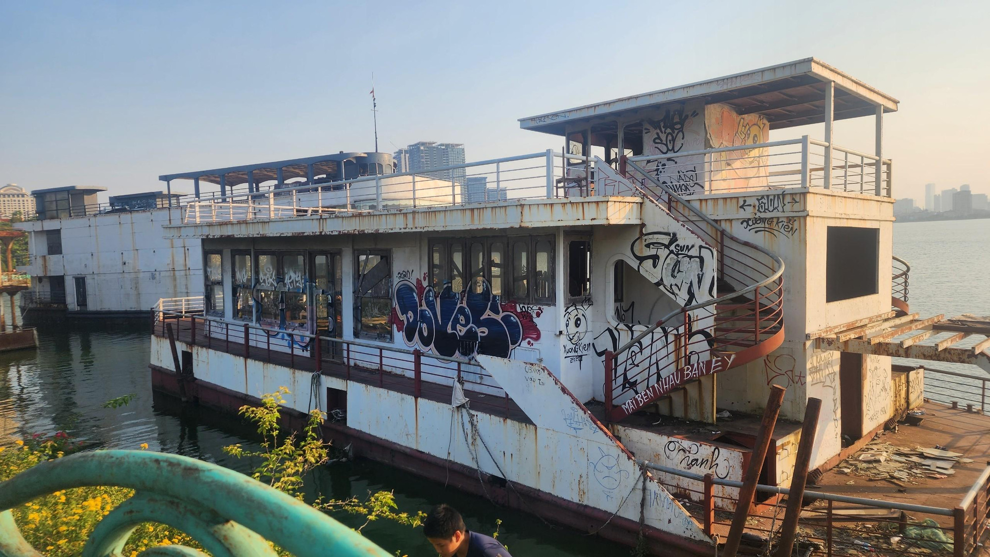 Trước đó, năm 2016, Ủy ban nhân dân thành phố Hà Nội có văn bản yêu cầu dừng hoạt động bến thủy nội địa và các hoạt động kinh doanh liên quan khu vực hồ Tây do không đảm bảo các điều kiện về môi trường, phòng cháy chữa cháy, an toàn giao thông.