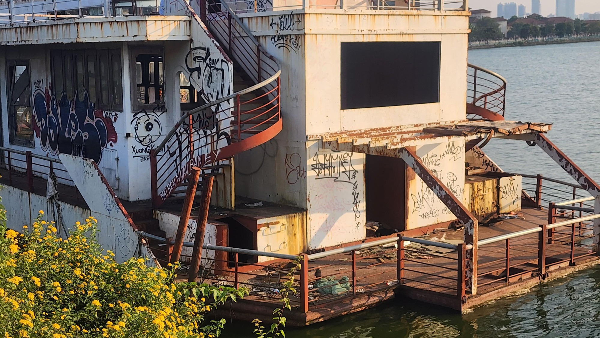 Ngay cạnh đó, một du thuyền cũng "vườn không nhà trống" hoang tàn.