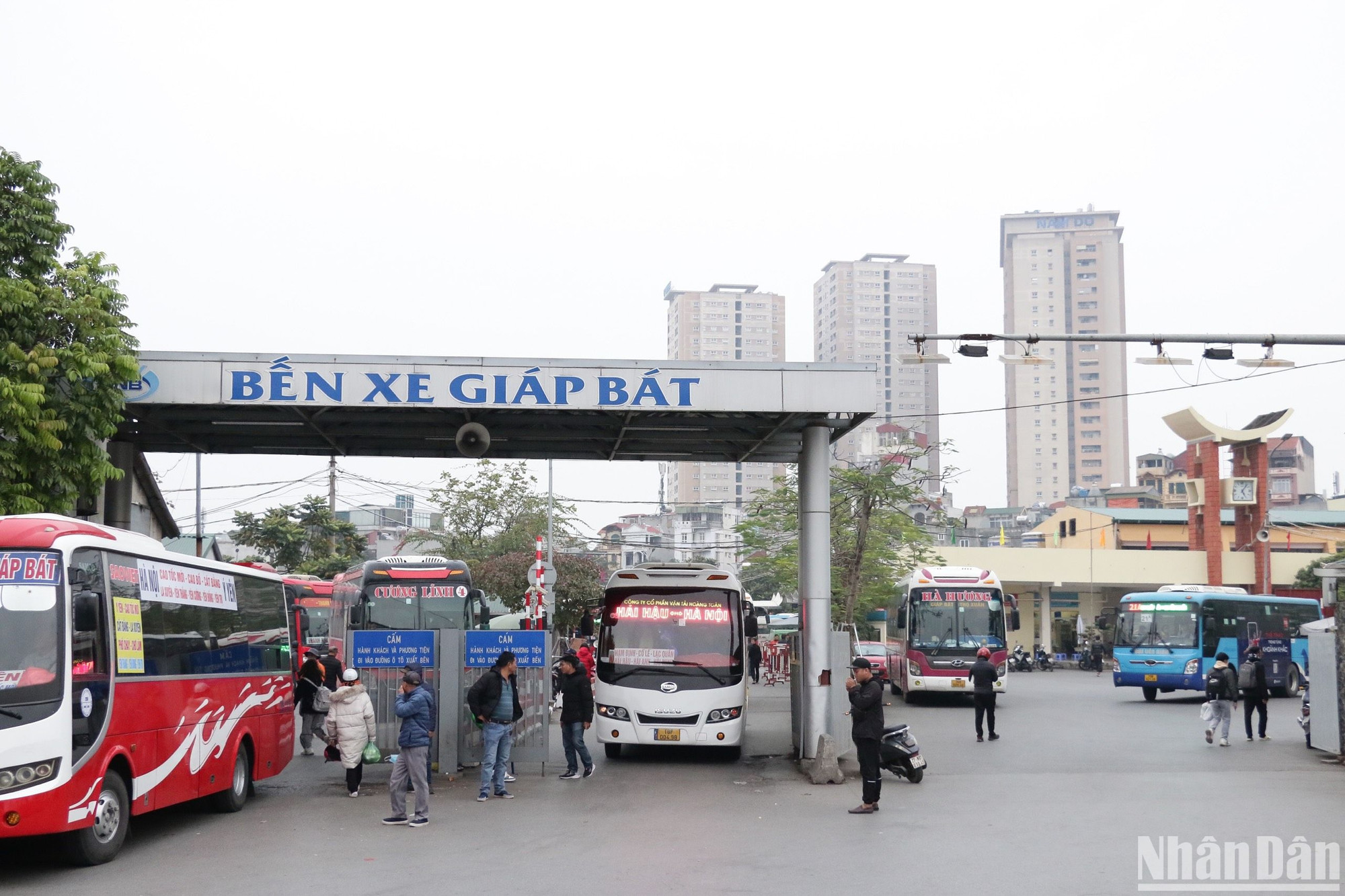 [Ảnh] Các cửa ô, bến xe nhộn nhịp dòng người rời Thủ đô về quê đón Tết ảnh 16