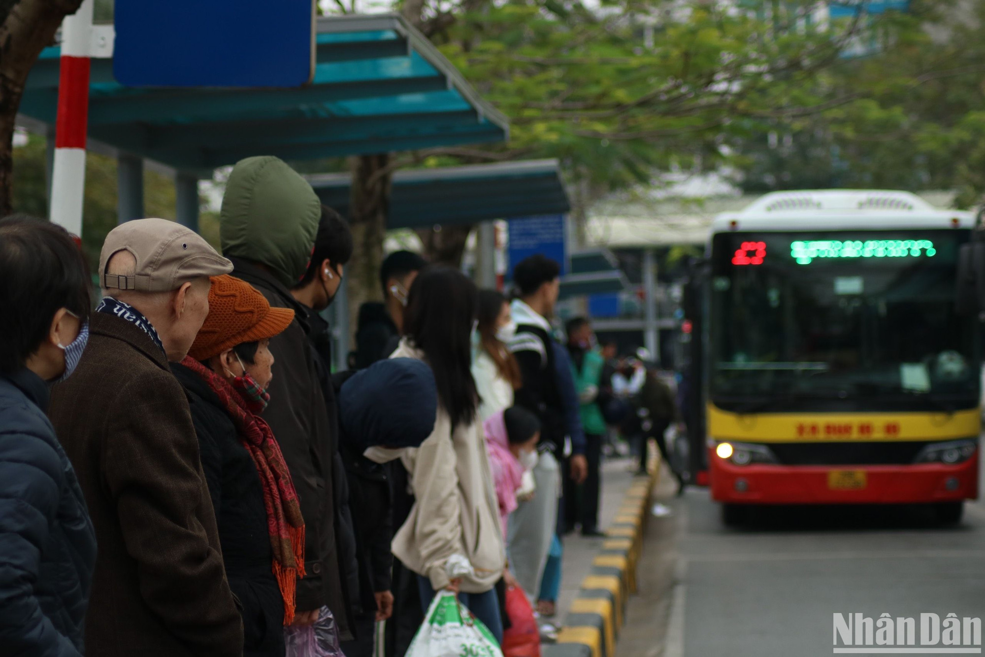 [Ảnh] Các cửa ô, bến xe nhộn nhịp dòng người rời Thủ đô về quê đón Tết ảnh 15