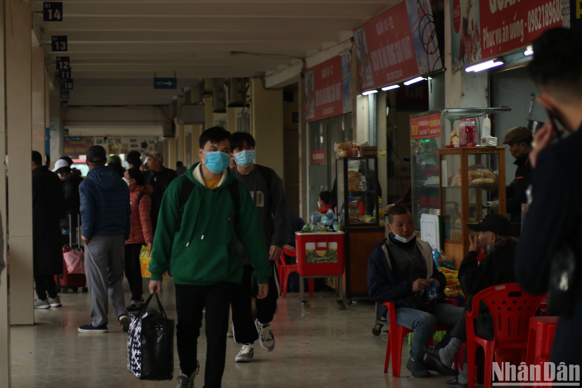 [Ảnh] Các cửa ô, bến xe nhộn nhịp dòng người rời Thủ đô về quê đón Tết ảnh 14