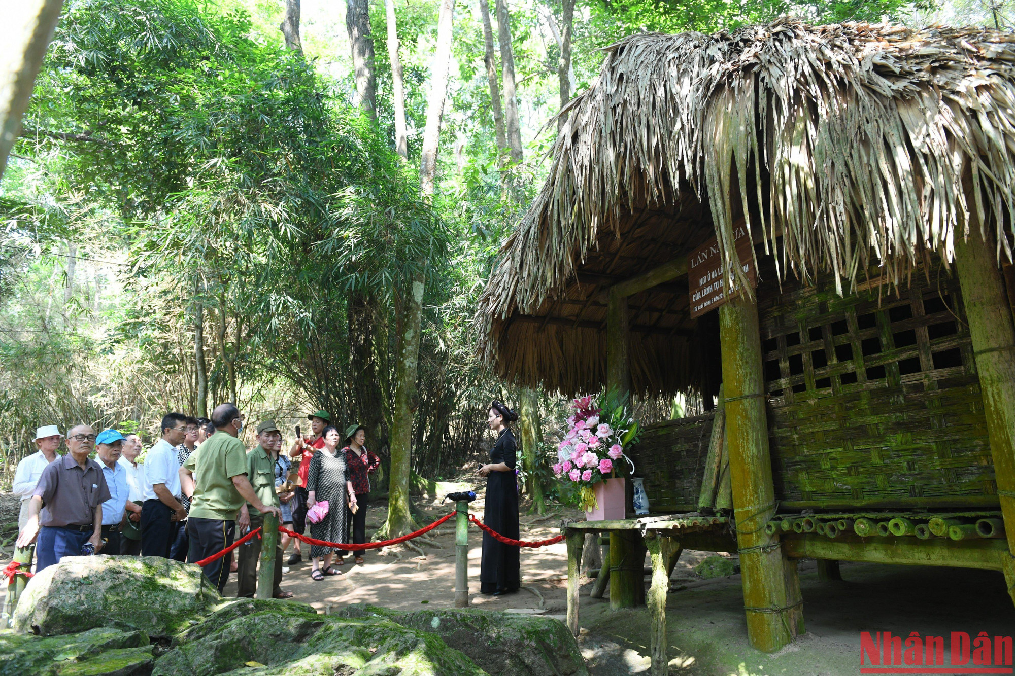 Du khách lên thăm lán Nà Lừa - nơi Chủ tịch Hồ Chí Minh đã ở và làm việc từ cuối tháng 5 đến ngày 22/8/1945, để chuẩn bị và lãnh đạo cuộc Tổng khởi nghĩa Tháng Tám năm 1945. Du khách lên thăm lán Nà Lừa - nơi Chủ tịch Hồ Chí Minh đã ở và làm việc từ cuối tháng 5 đến ngày 22/8/1945, để chuẩn bị và lãnh đạo cuộc Tổng khởi nghĩa Tháng Tám năm 1945.
