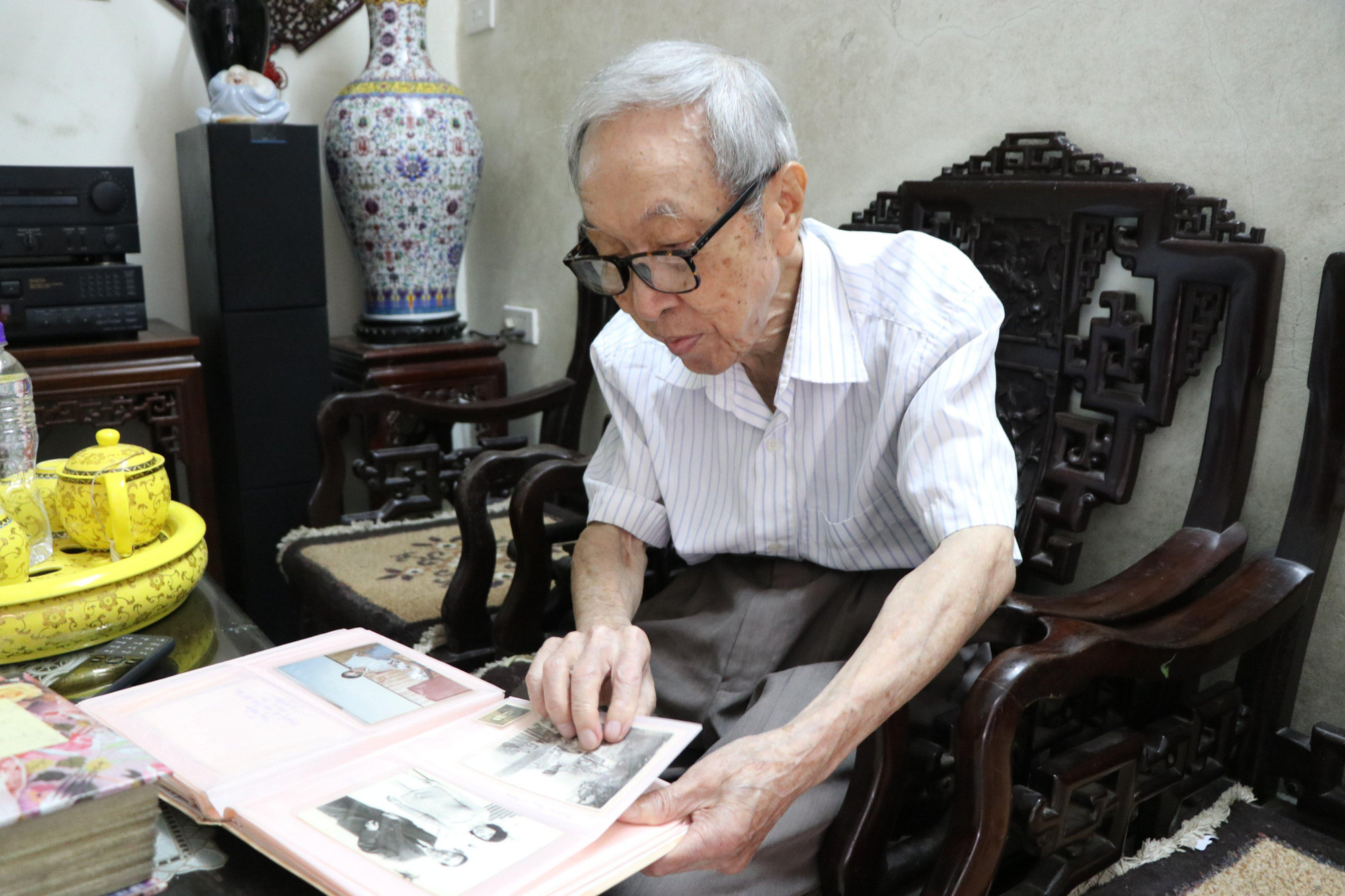 Mặc dù đã 77 năm qua đi, nhưng những ký ức về Tháng Tám lịch sử vẫn còn vẹn nguyên trong tâm trí người chiến sĩ thành Hoàng Diệu Lê Đức Vân. (Ảnh: Sơn Bách)