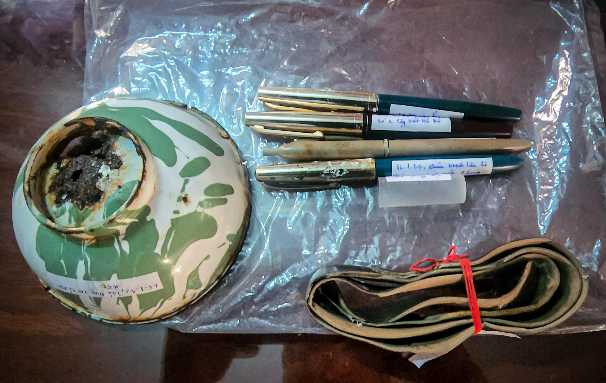 Những hiện vật được ông Hai Trí giữ gìn như một thứ tài sản vô giá.