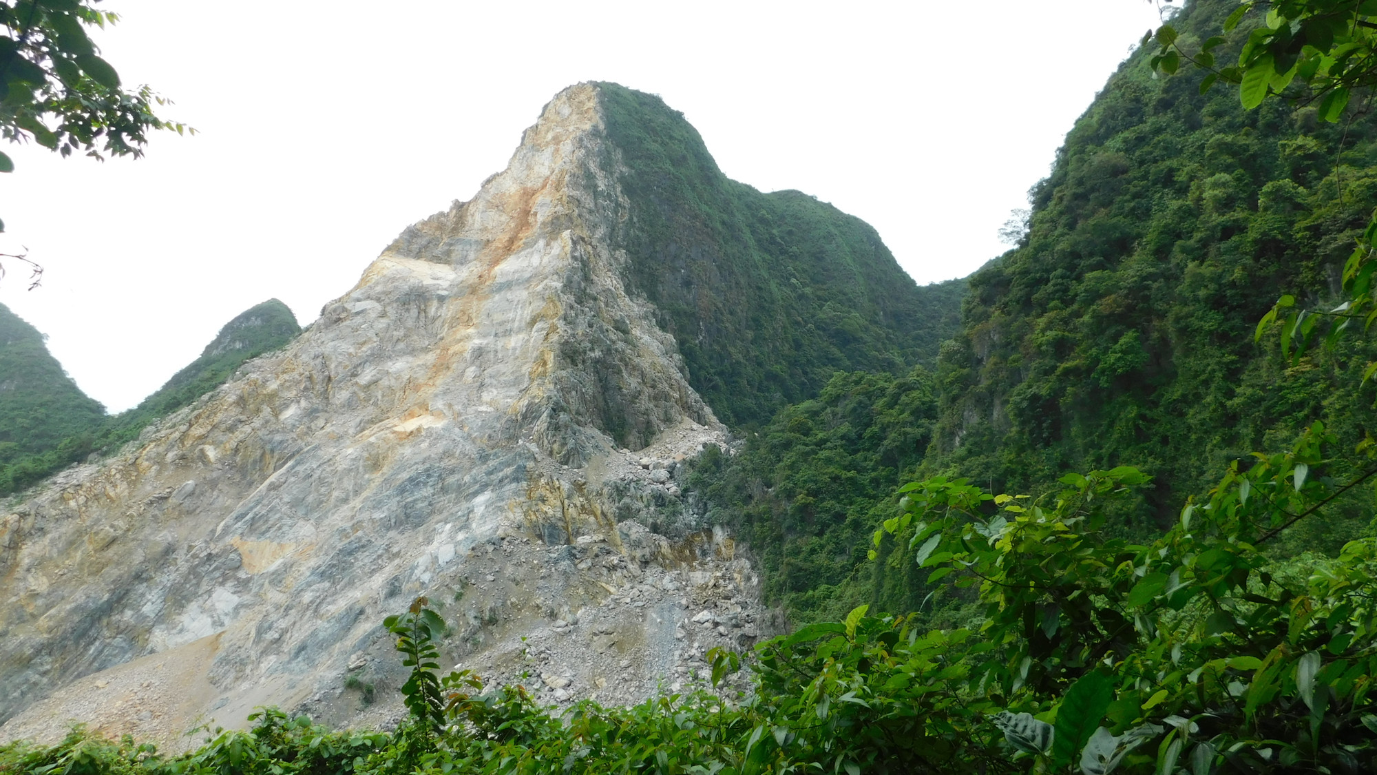 Hoạt động khai thác đá tại Kim Bảng, Hà Nam làm ảnh hưởng nghiêm trọng tới sinh cảnh sống của voọc quần đùi trắng. (Ảnh: Trung tâm Bảo tồn Thiên nhiên và Phát triển)