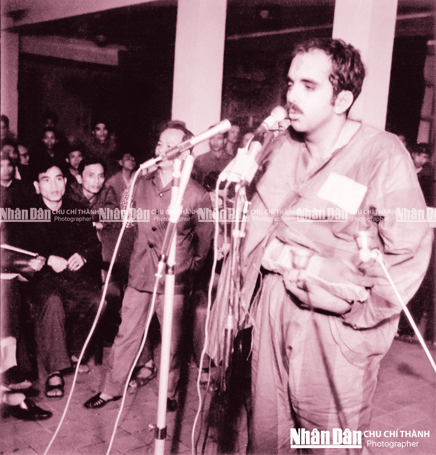 Họp báo quốc tế tại Câu lạc bộ Hùng Vương đưa phi công Mỹ ra trước các nhà báo trong nước và quốc tế vào tối 28 và tối 30/12/1972.