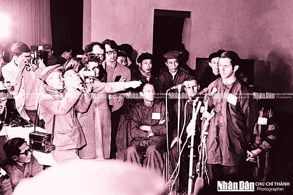 Họp báo quốc tế tại Câu lạc bộ Hùng Vương đưa phi công Mỹ ra trước các nhà báo trong nước và quốc tế vào tối 28 và tối 30/12/1972.