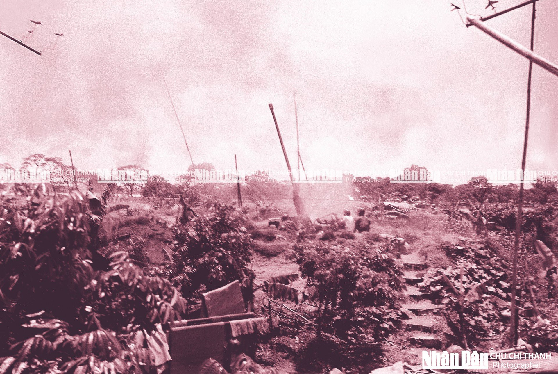 Đơn vị pháo cao xạ bên hồ Trúc Bạch đánh trả máy bay Mỹ.