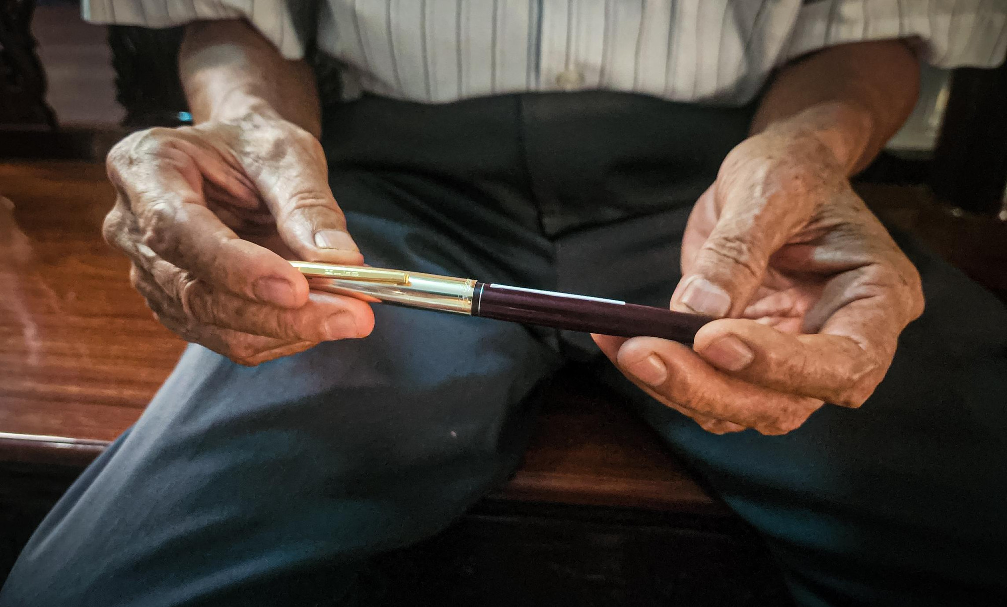 Chiếc bút được ông Huỳnh Trí tìm được bên cạnh bộ hài cốt quân tình nguyện Việt Nam tại Krivong (Vương quốc Campuchia). Đến tận bây giờ, chiếc bút vẫn dùng tốt...