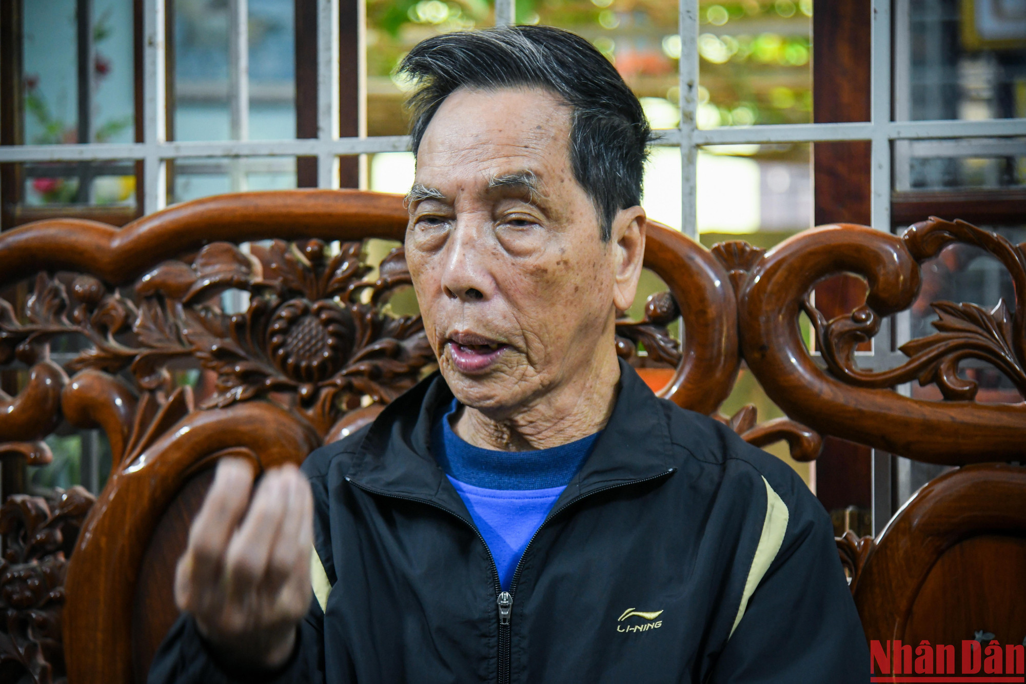 Ông Lãng kể lại cho phóng viên về ký ức ngày Tết Độc lập năm 1969. (Ảnh: Thành Đạt)