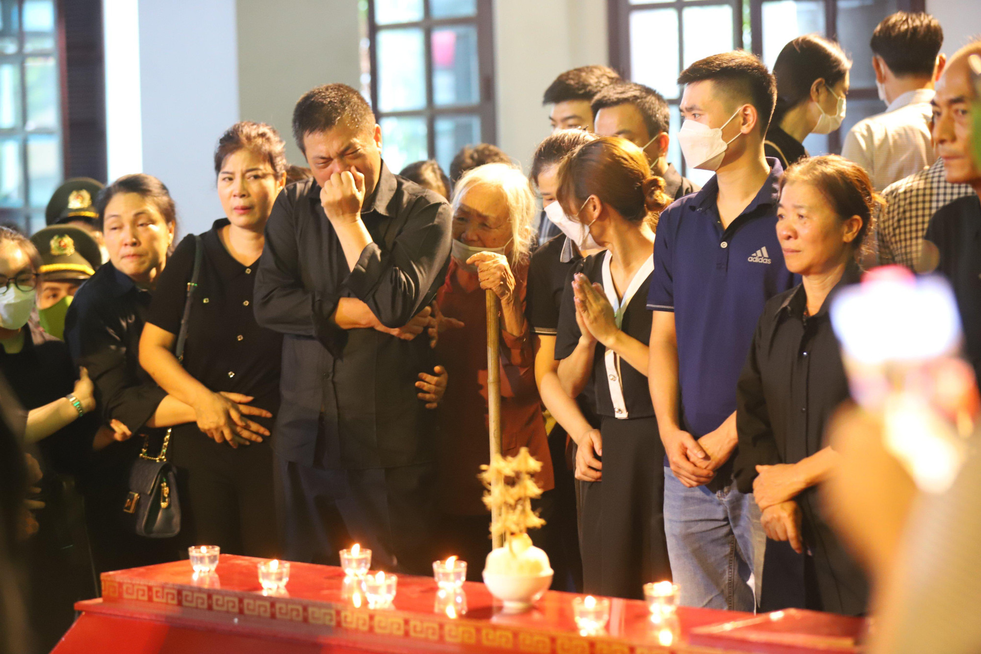 Ngay cả những người đàn ông vốn tưởng có thể giấu nỗi đau vào trong, trước giờ phút này vẫn không sao kìm được cảm xúc.