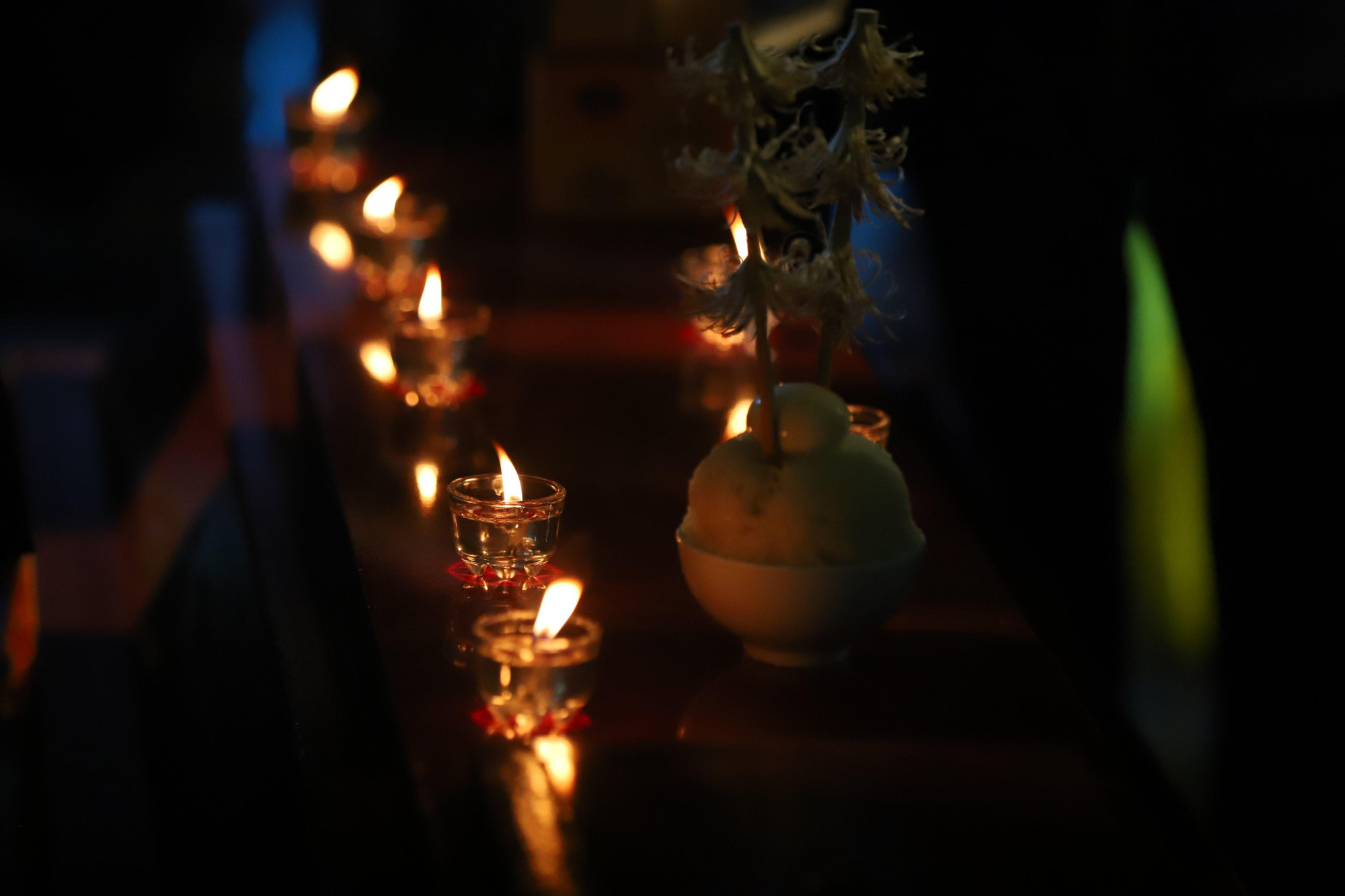 Những ngọn nến trên linh cữu các anh leo lắt và đầy ám ảnh. Cuối cùng, các anh cũng đã về đây trong vòng tay người thân và đồng đội rồi...