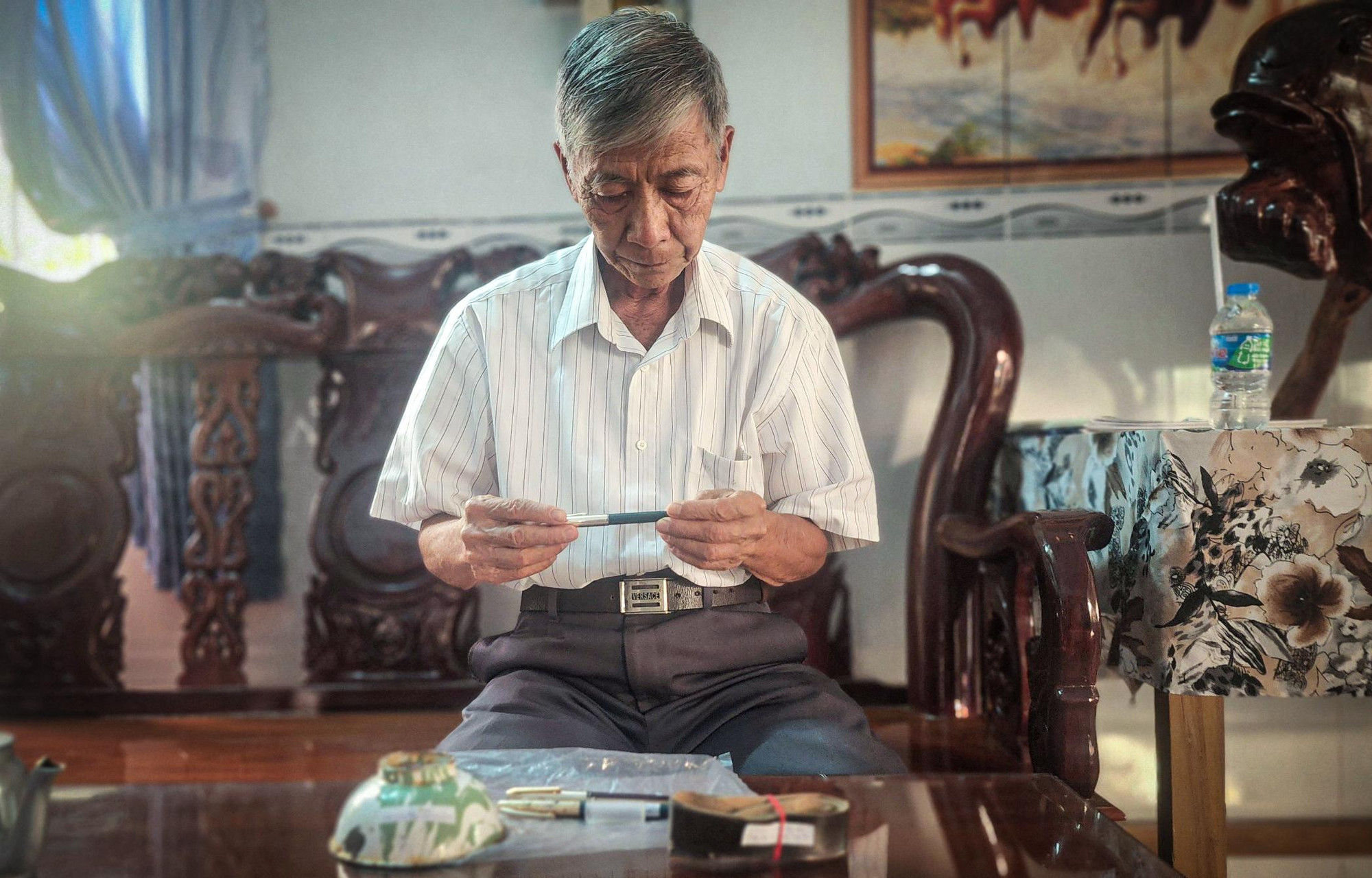 Đại tá, Anh hùng Lực lượng vũ trang nhân dân Huỳnh Trí - người đã có tới 20 năm đi tìm đồng đội trên chiến trường Campuchia vẫn giữ lại cho mình những kỷ vật &quot;dưới lòng đất&quot;. Với ông, đó là thứ gợi nhắc về nỗi đau không thể nguôi ngoai; cũng như nỗi trăn trở không dứt khi còn quá nhiều Anh hùng liệt sĩ vùi thân trên đất bạn...