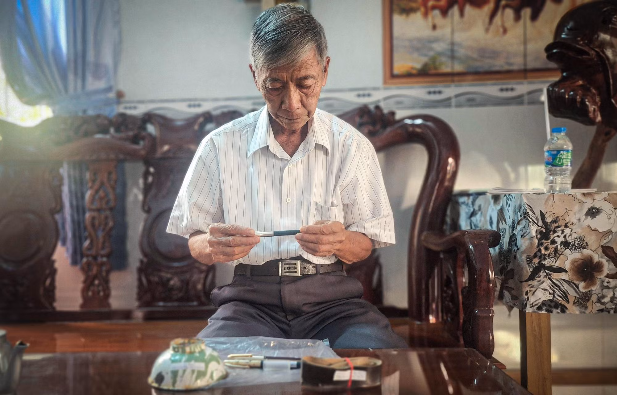 Đại tá, Anh hùng Lực lượng vũ trang nhân dân Huỳnh Trí - người đã có tới 20 năm đi tìm đồng đội trên chiến trường Campuchia vẫn giữ lại cho mình những kỷ vật "dưới lòng đất". Với ông, đó là thứ gợi nhắc về nỗi đau không thể nguôi ngoai; cũng như nỗi trăn trở không dứt khi còn quá nhiều Anh hùng liệt sĩ vùi thân trên đất bạn...