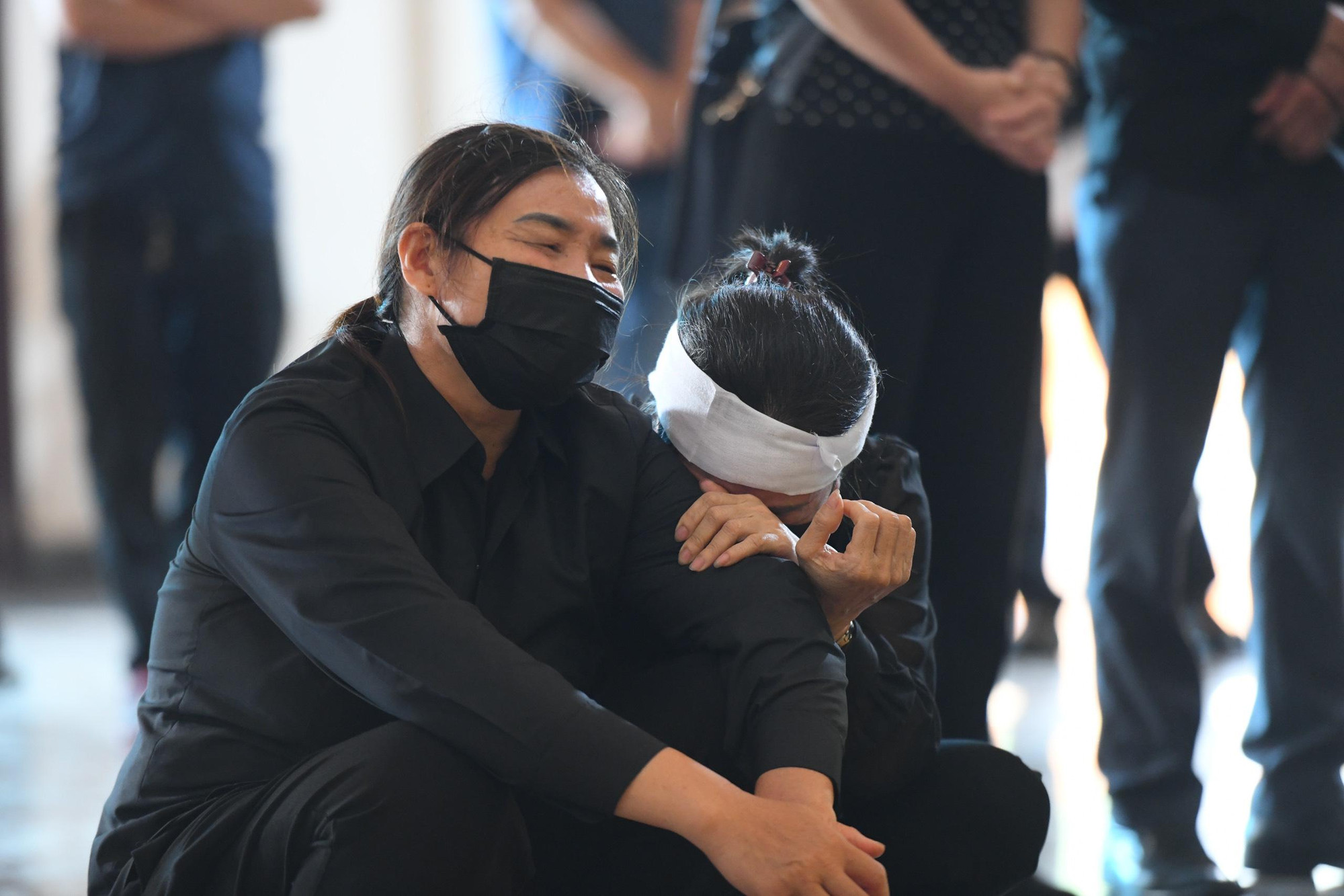 Lễ tang diễn ra trong sự tiếc thương vô hạn của người thân, đồng đội các chiến sĩ.