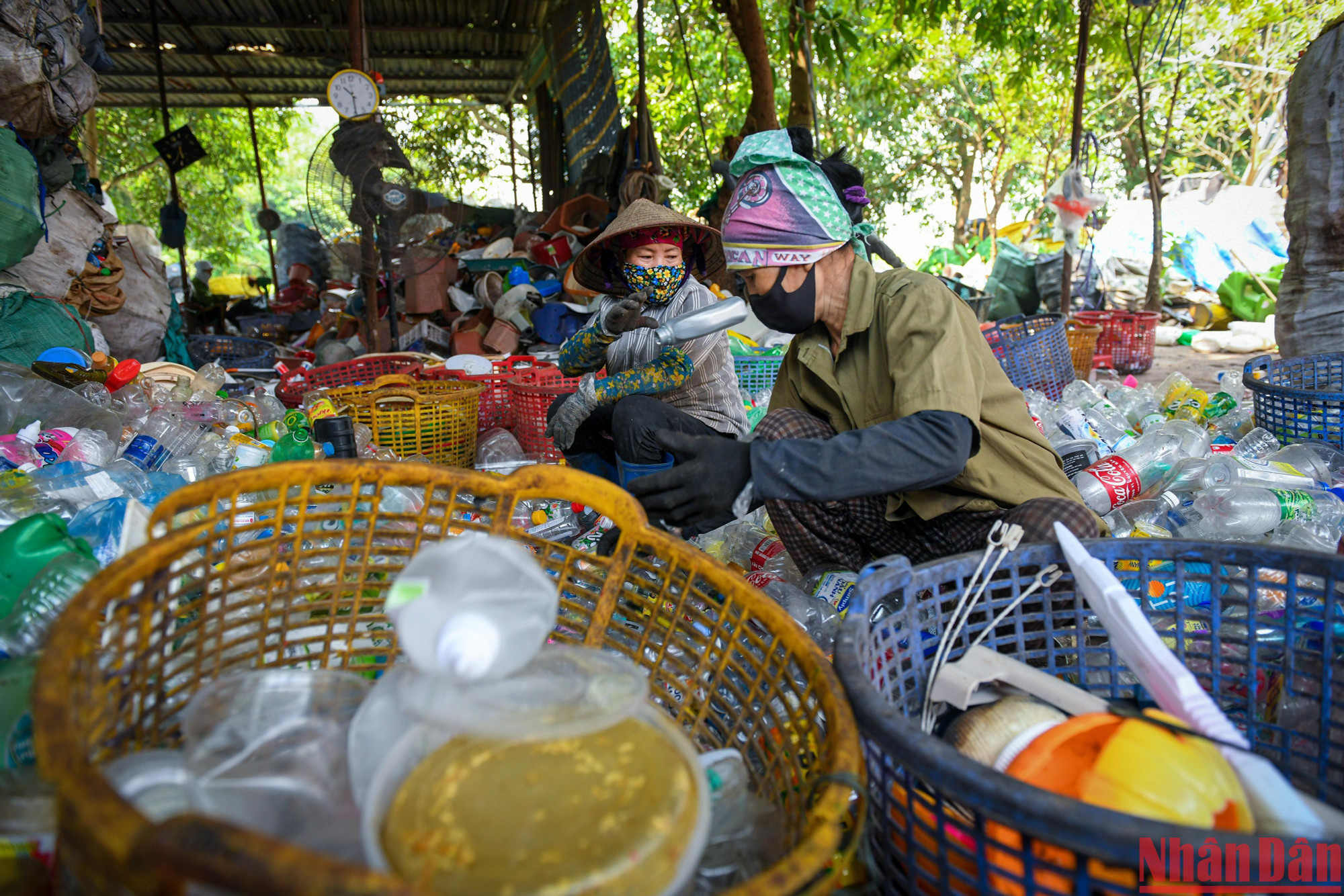 Phế thải nhựa được phân loại theo chủng loại, màu sắc, chất liệu... Công cho 1 ngày làm việc 2 ca của các công nhân này dao động từ 200.000-400.000 đồng. (Ảnh: Thành Đạt)